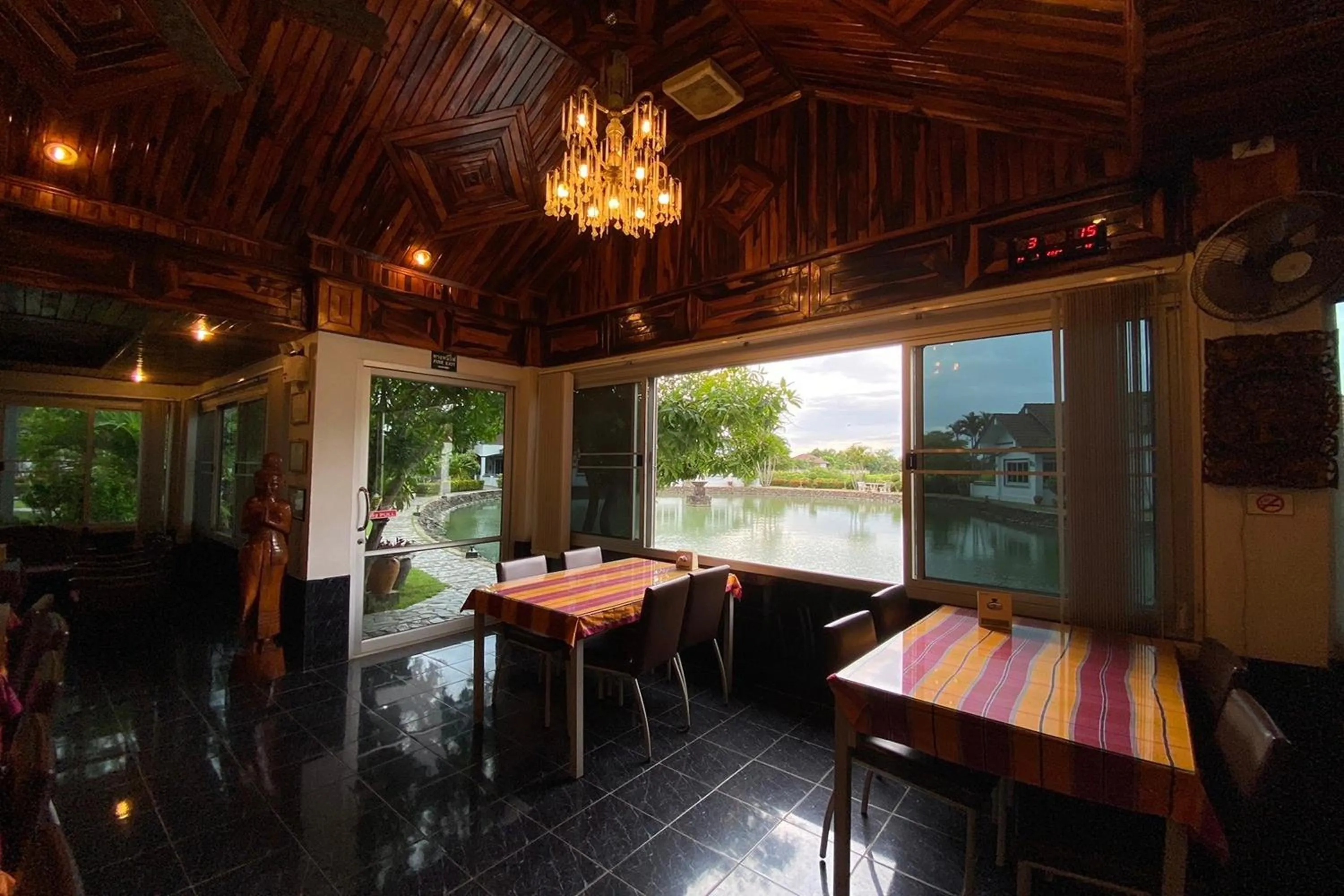 Restaurant/places to eat in Baan Sanuan Resort