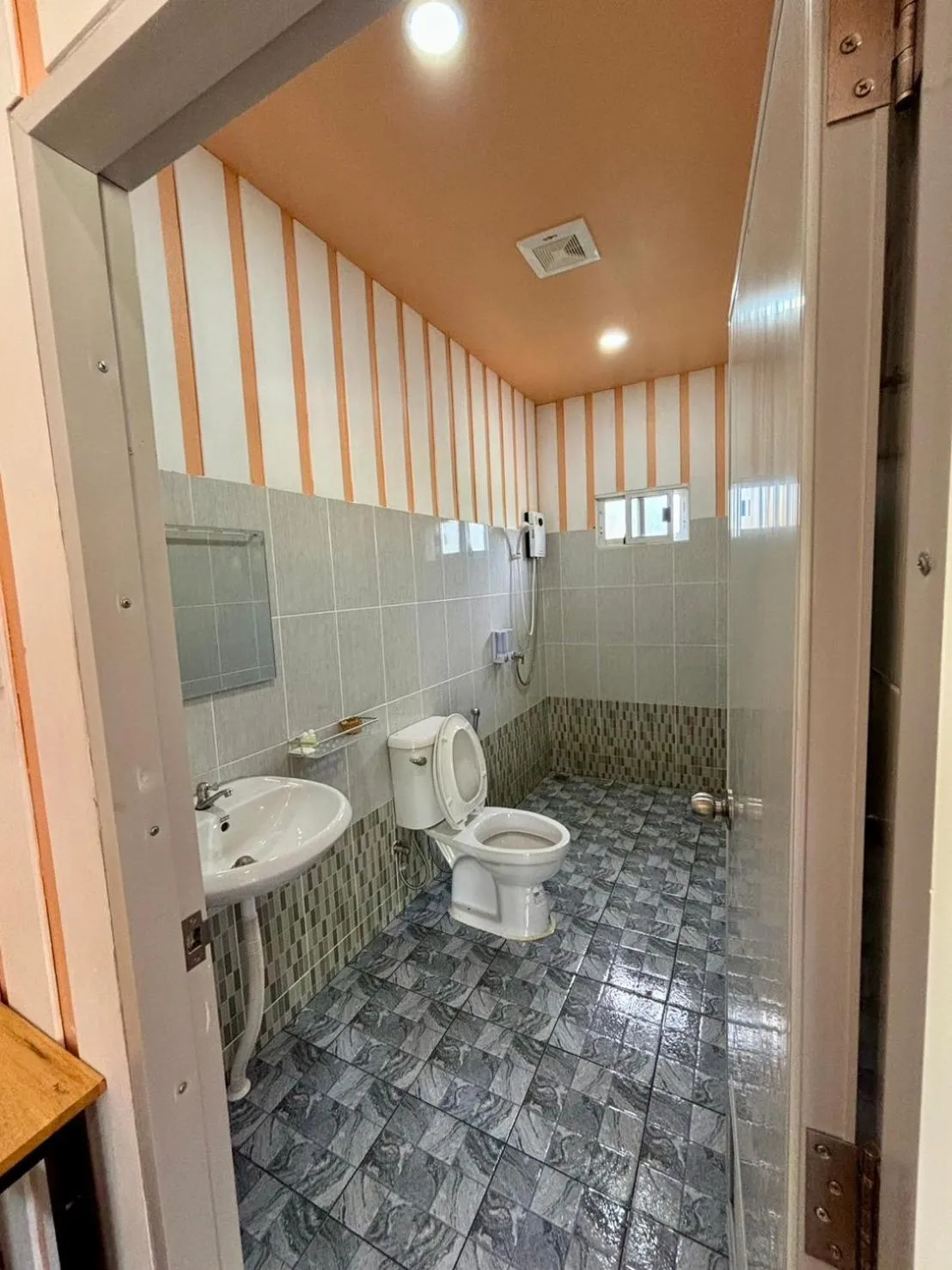 Toilet in BAAN APA ERAWAN Resort