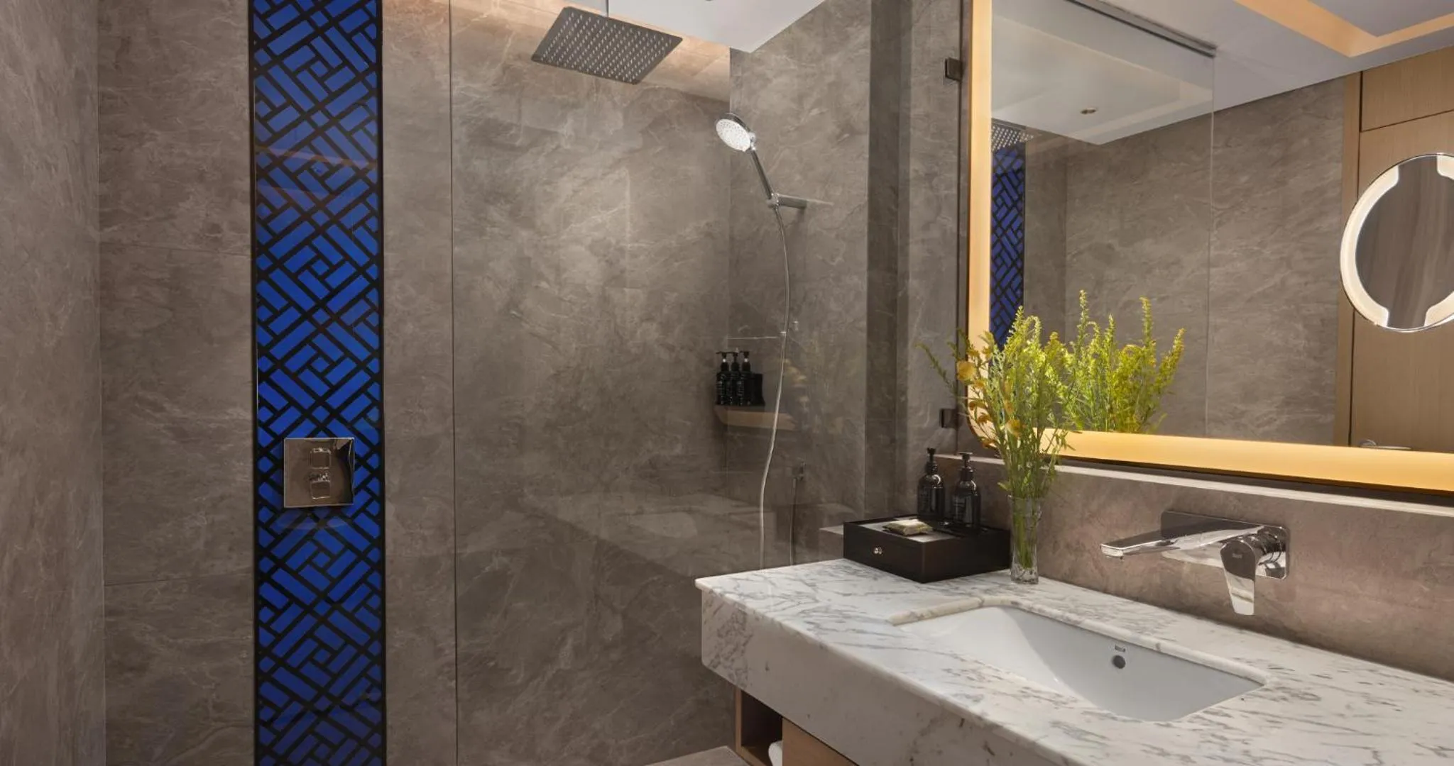 Shower in Amari Colombo, Sri Lanka