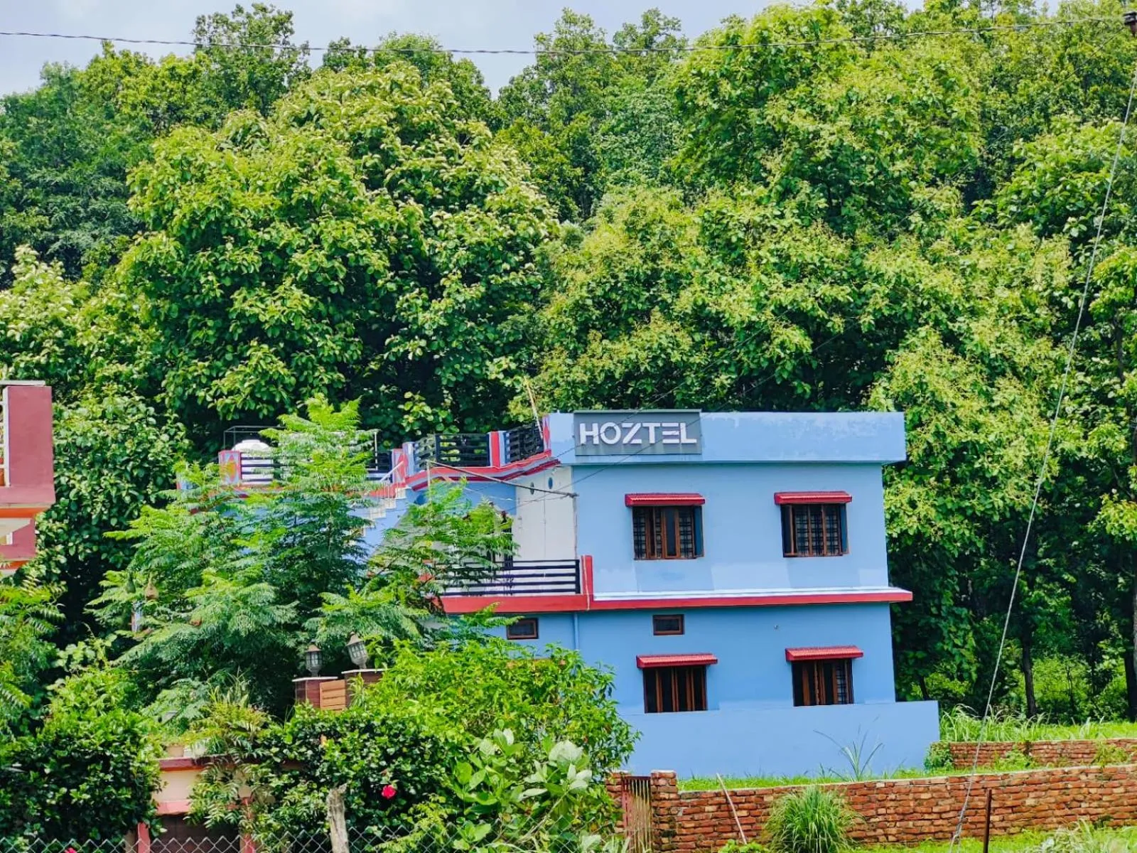 Property building in Hoztel Jollygrrant Doon