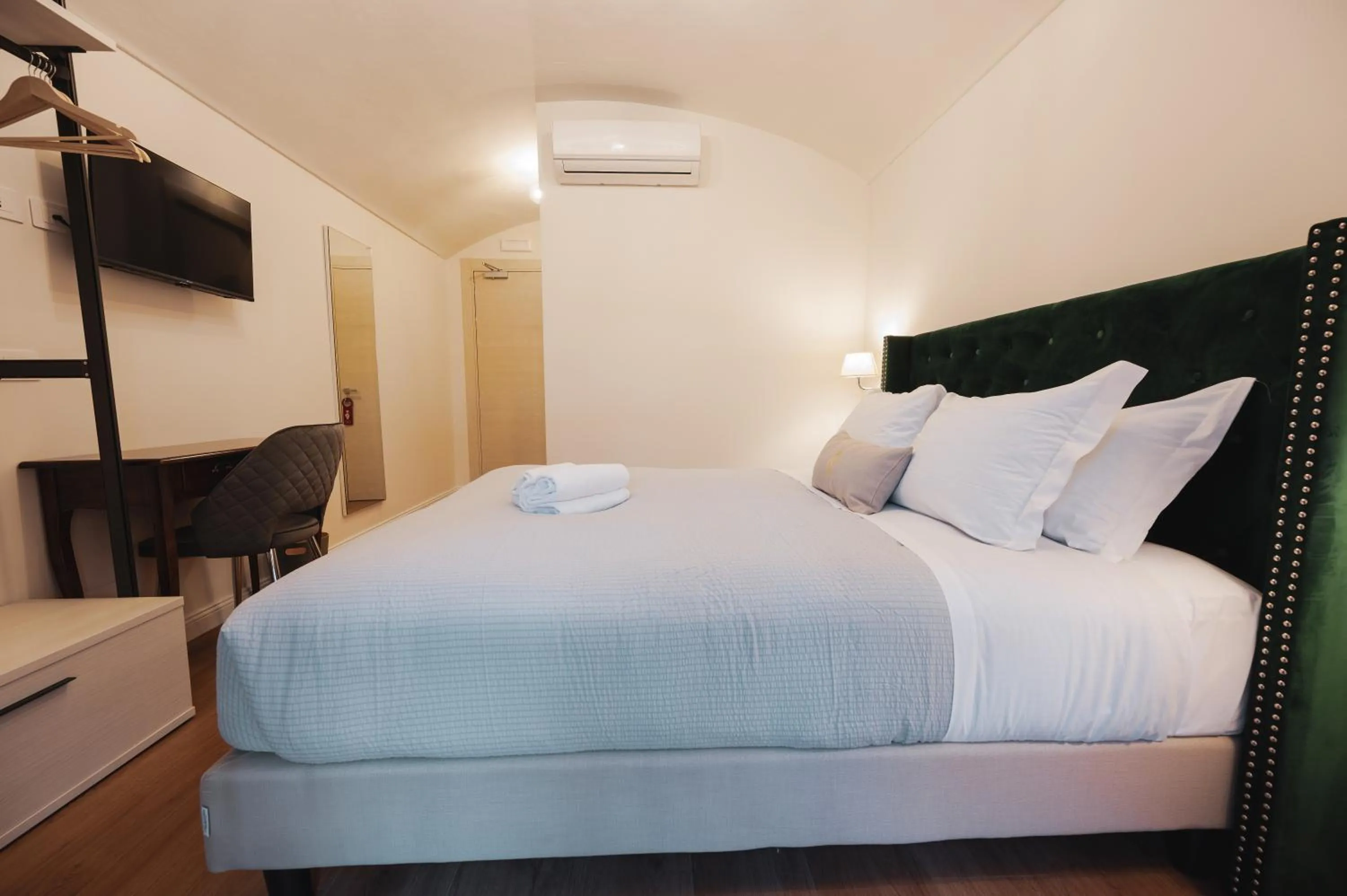 Photo of the whole room, Bed in Carlo Felice Boutique Hotel