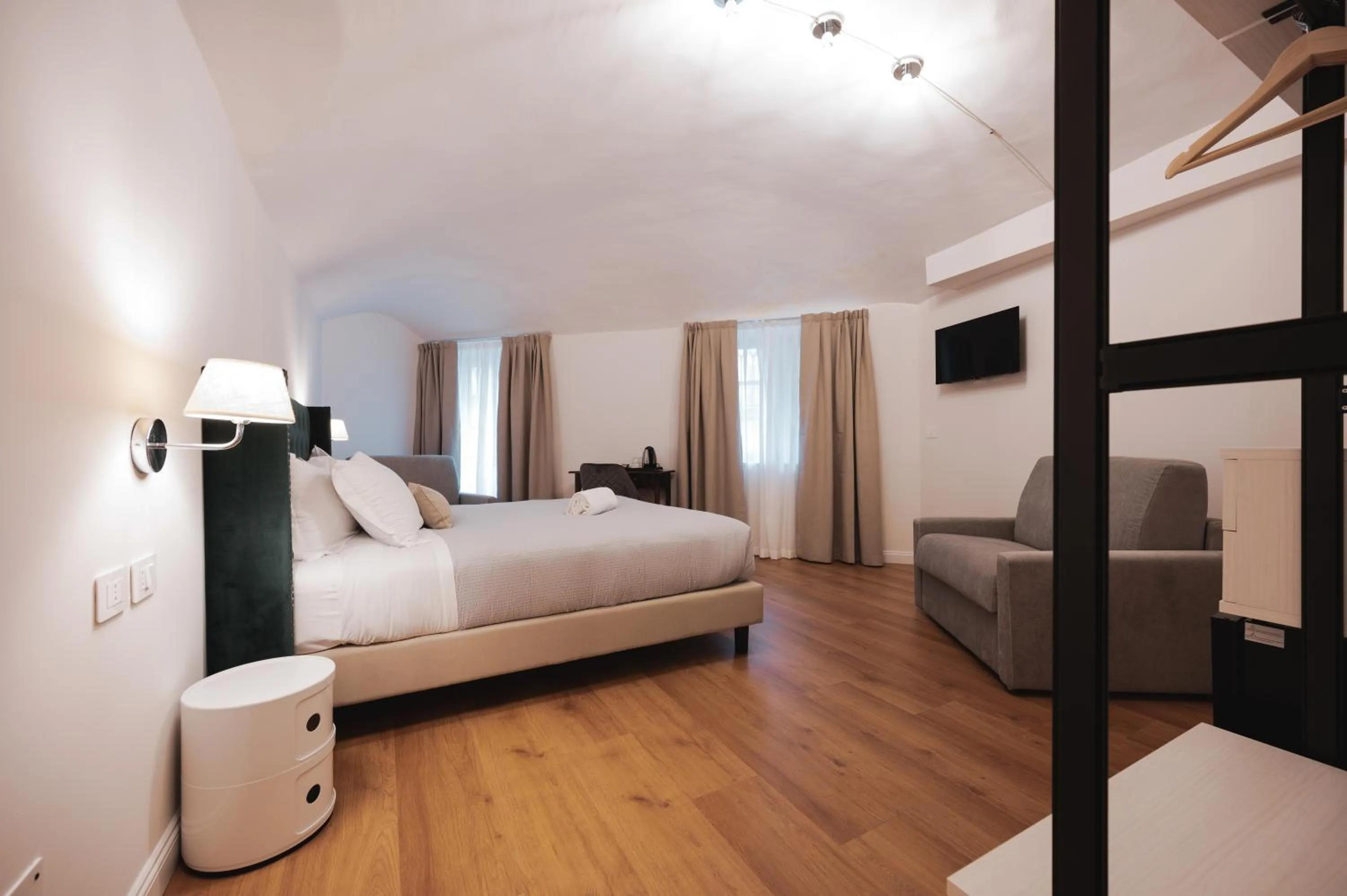 Photo of the whole room, Bed in Carlo Felice Boutique Hotel