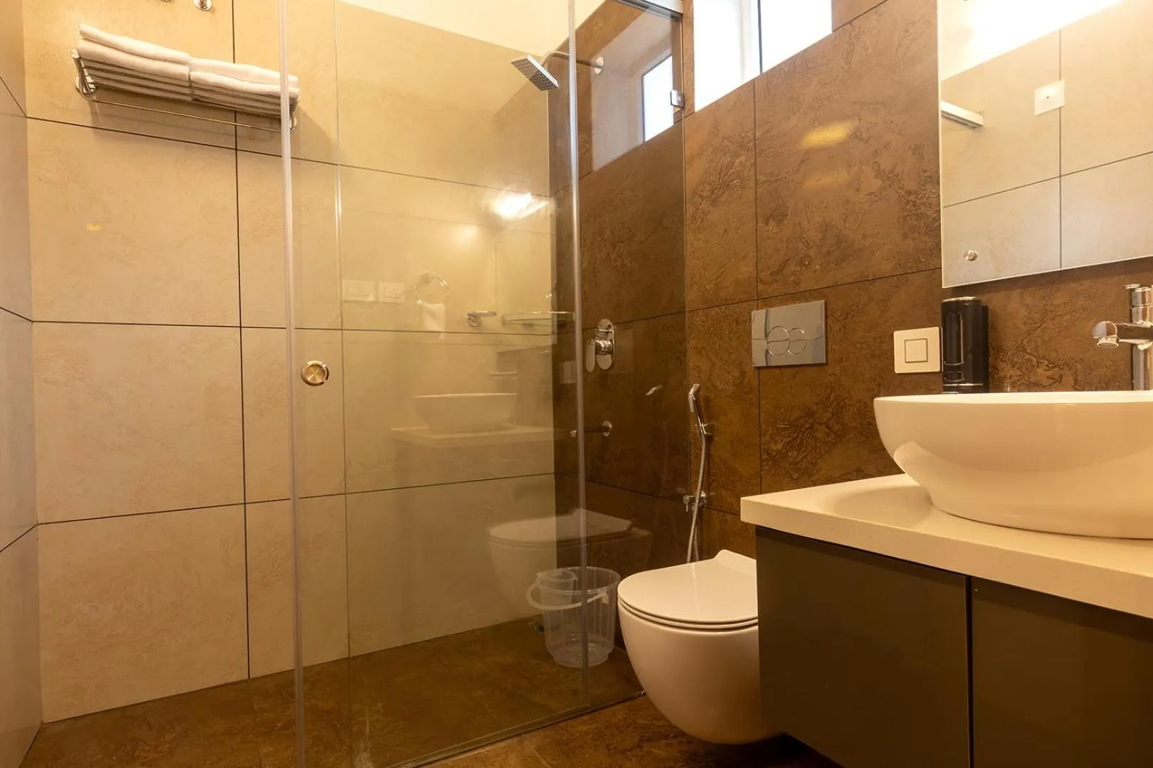 Shower in SandalMist Resort and Spa