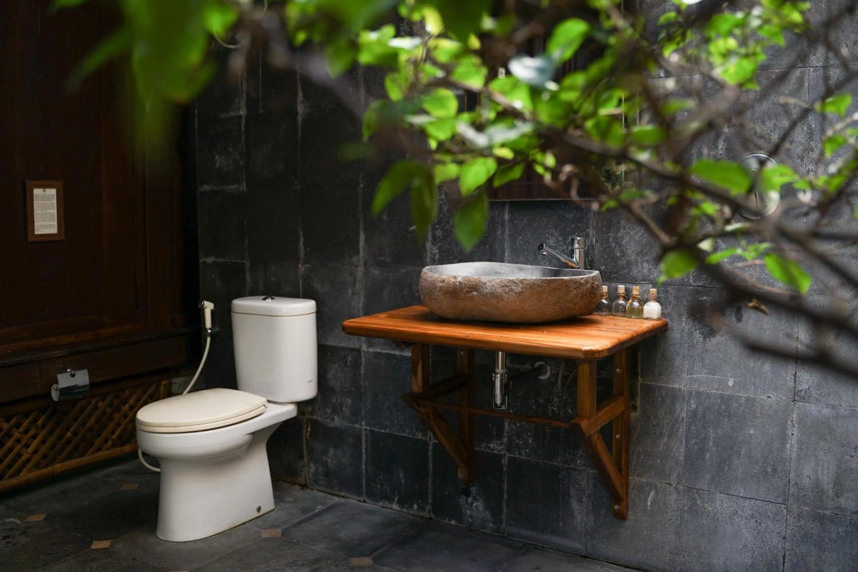 Toilet in Yabbiekayu