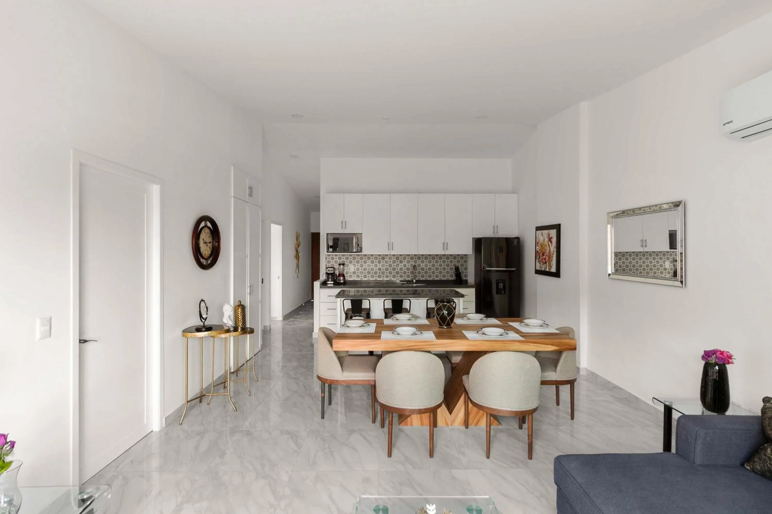 Dining area in Collection O Morgan City Center, Los Cabos