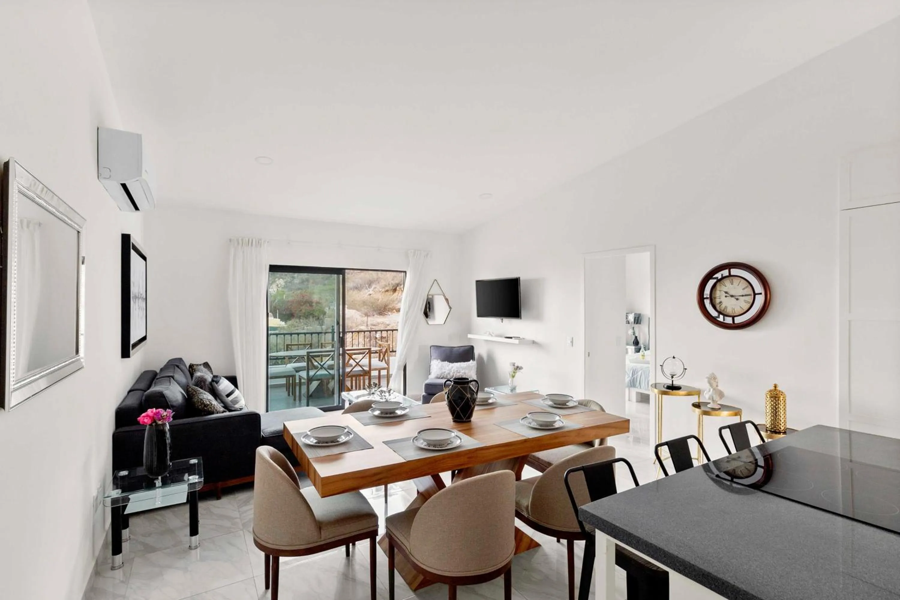 Dining area in Collection O Morgan City Center, Los Cabos