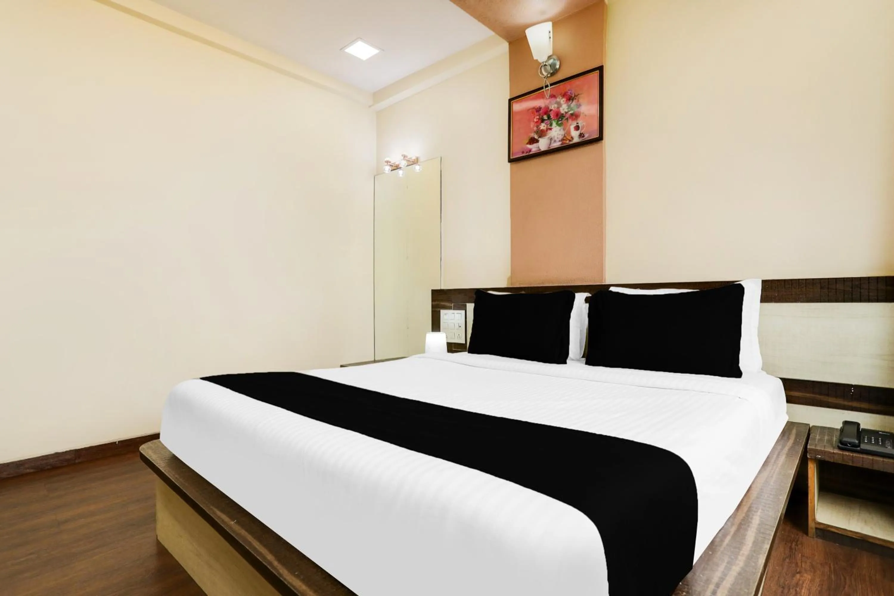 Bedroom, Bed in Super Hotel O Palkhi Road Near Sai Baba Temple Formerly Netra Sai