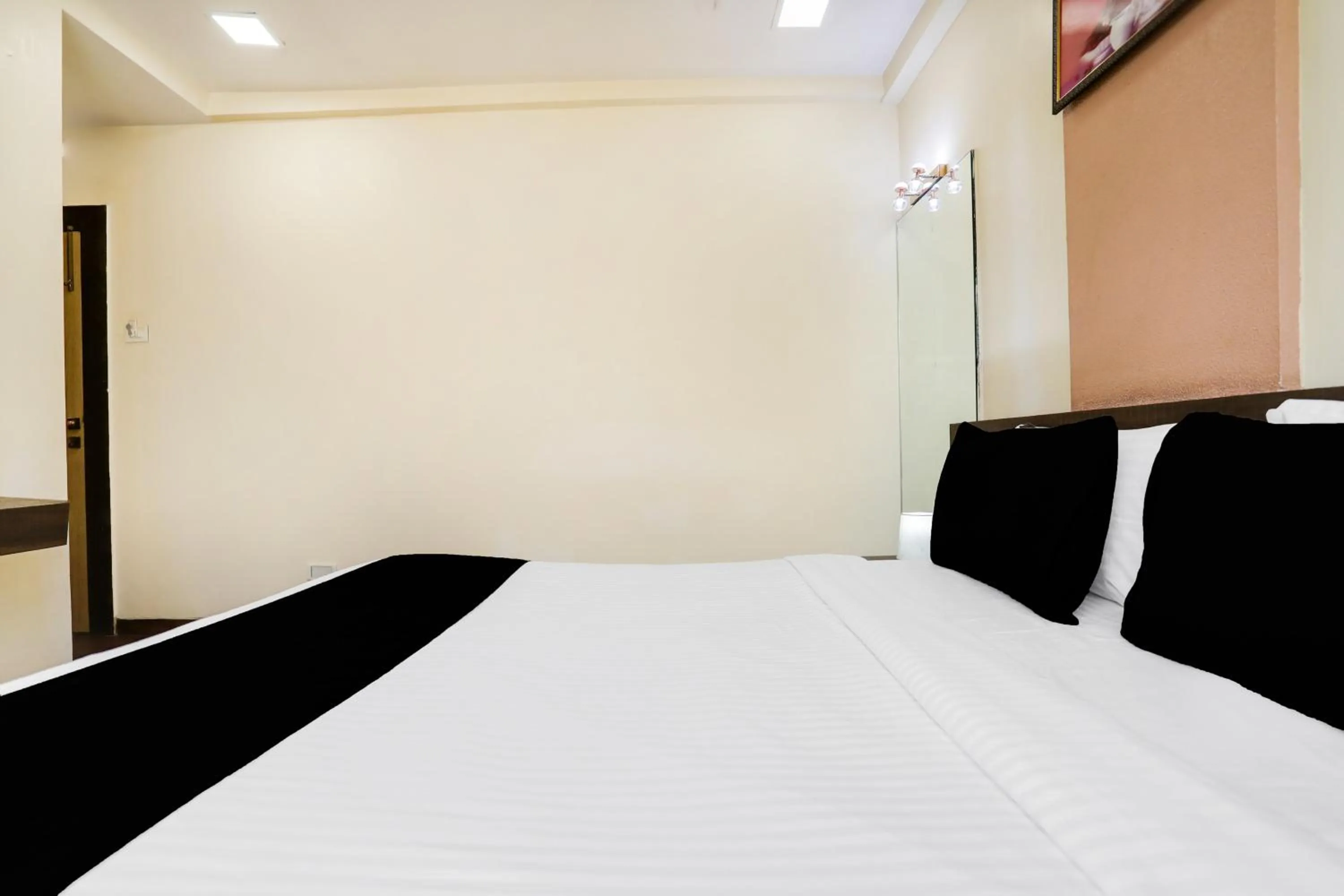 Bedroom, Bed in Super Hotel O Palkhi Road Near Sai Baba Temple Formerly Netra Sai