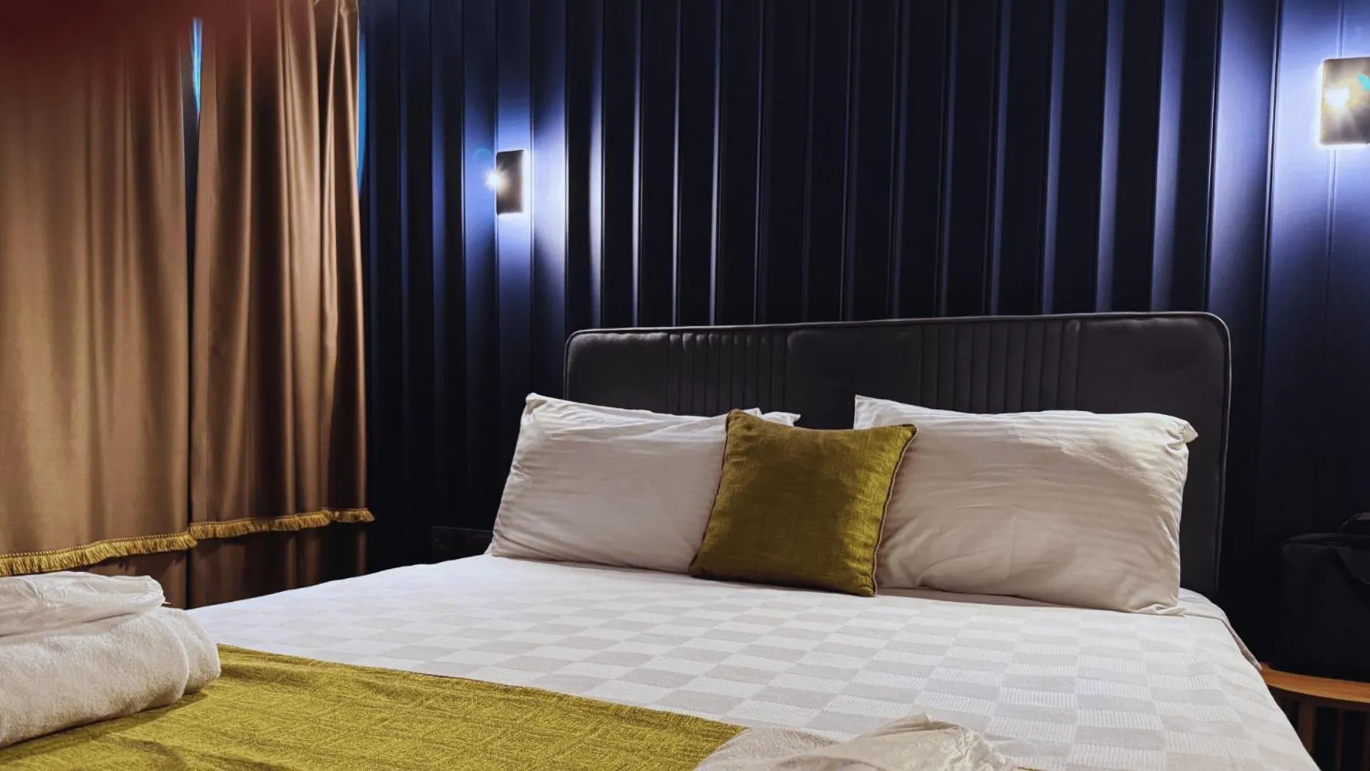 Bed in Bonnie City Hotel