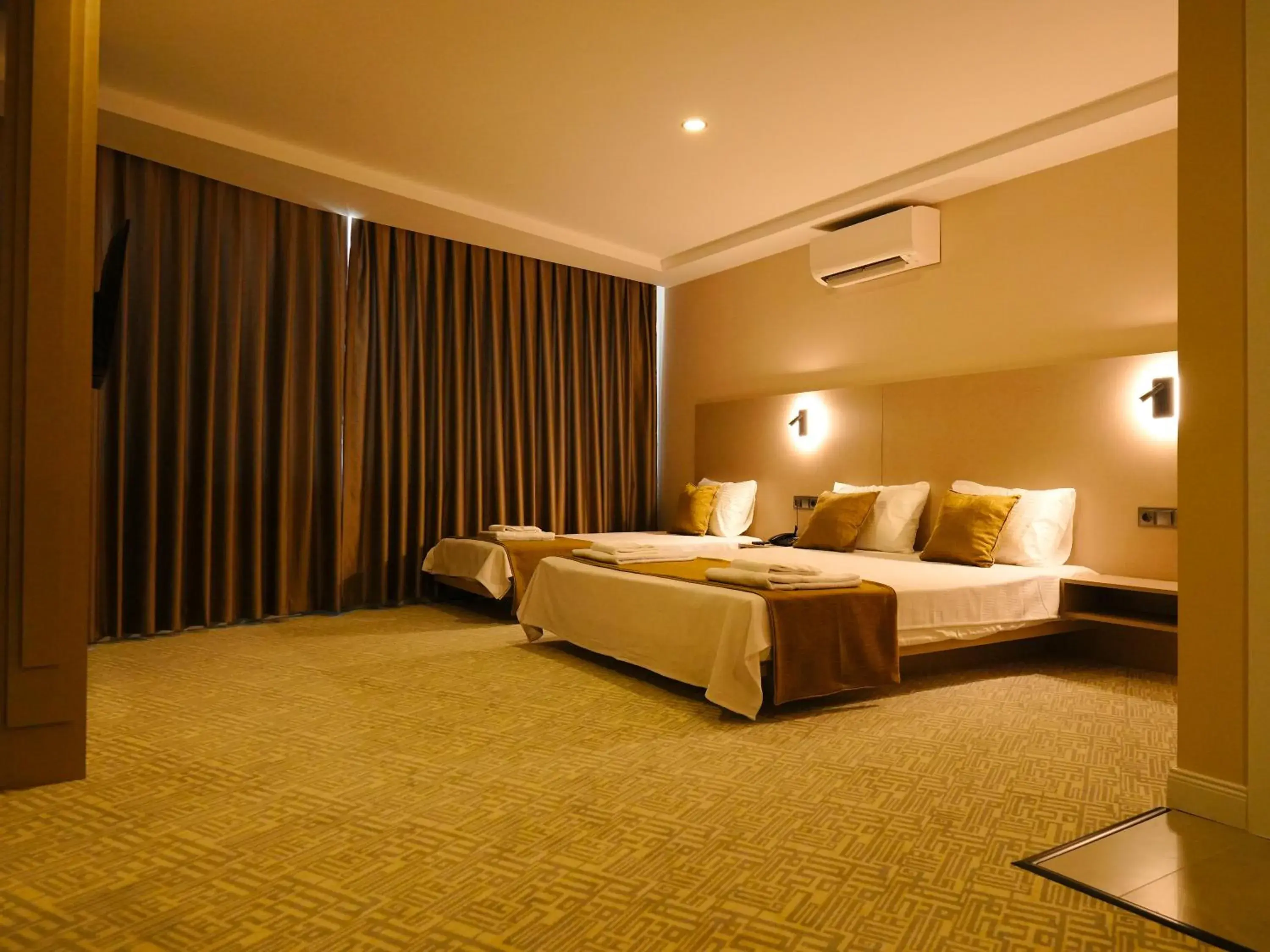 Luxury Triple Room in Bonnie City Hotel Luxury Triple Room in Bonnie City Hotel