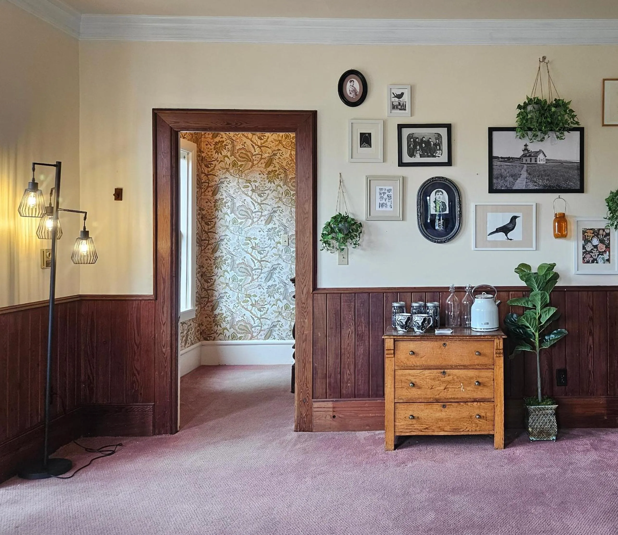 Coffee/tea facilities in Dennen's Victorian Farmhouse