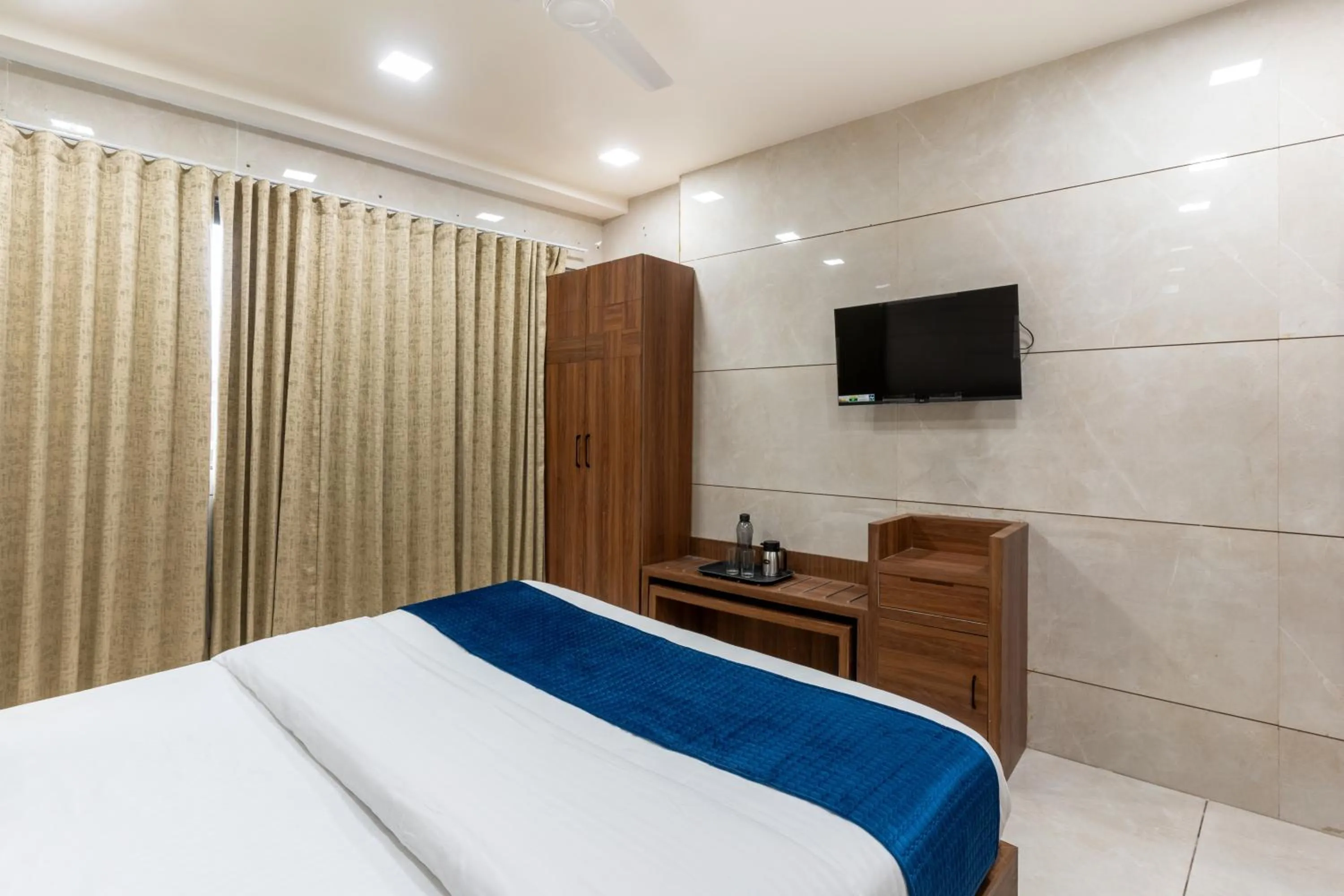 Bed in Hotel Noble Inn, Ahmedabad