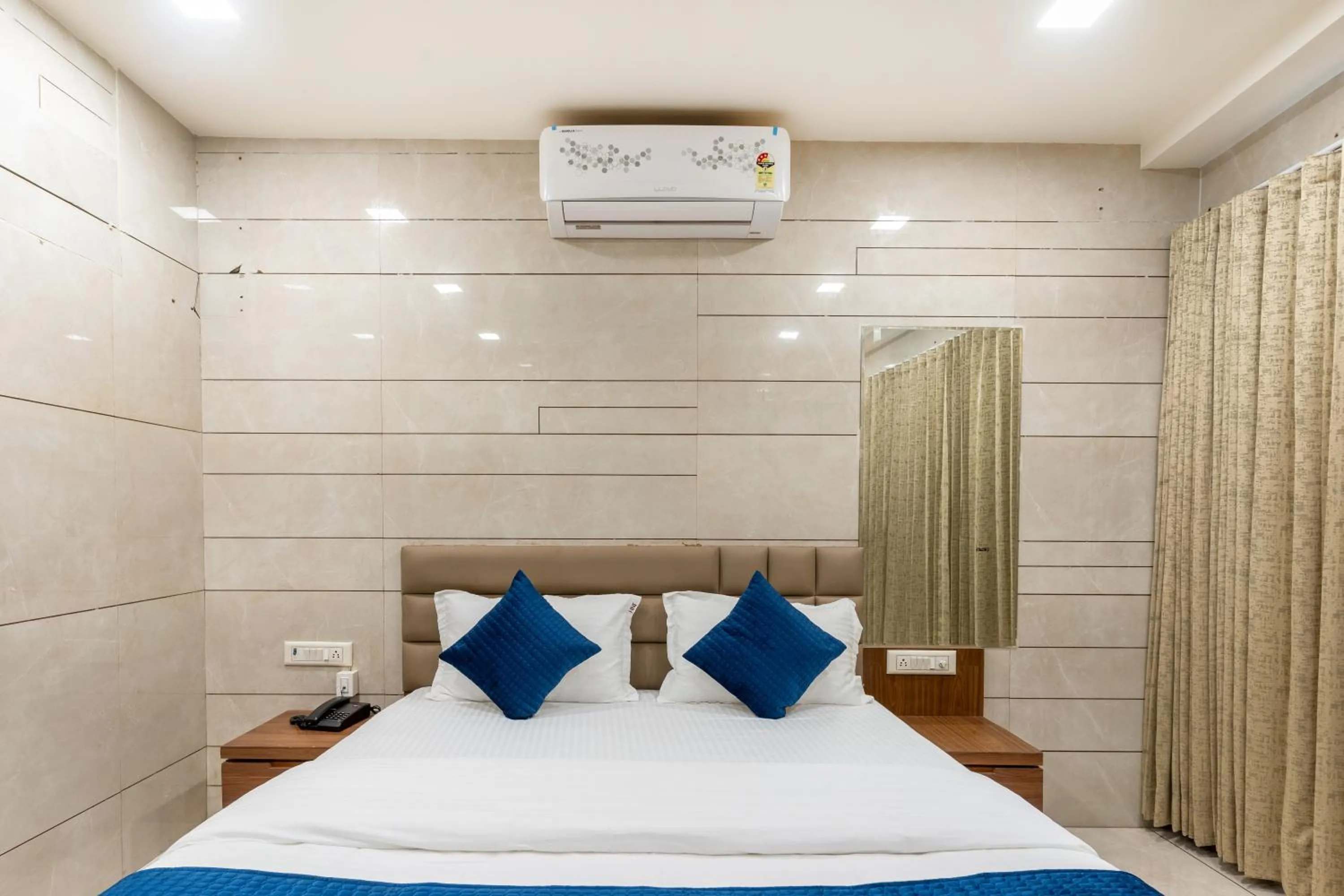 Bed in Hotel Noble Inn, Ahmedabad