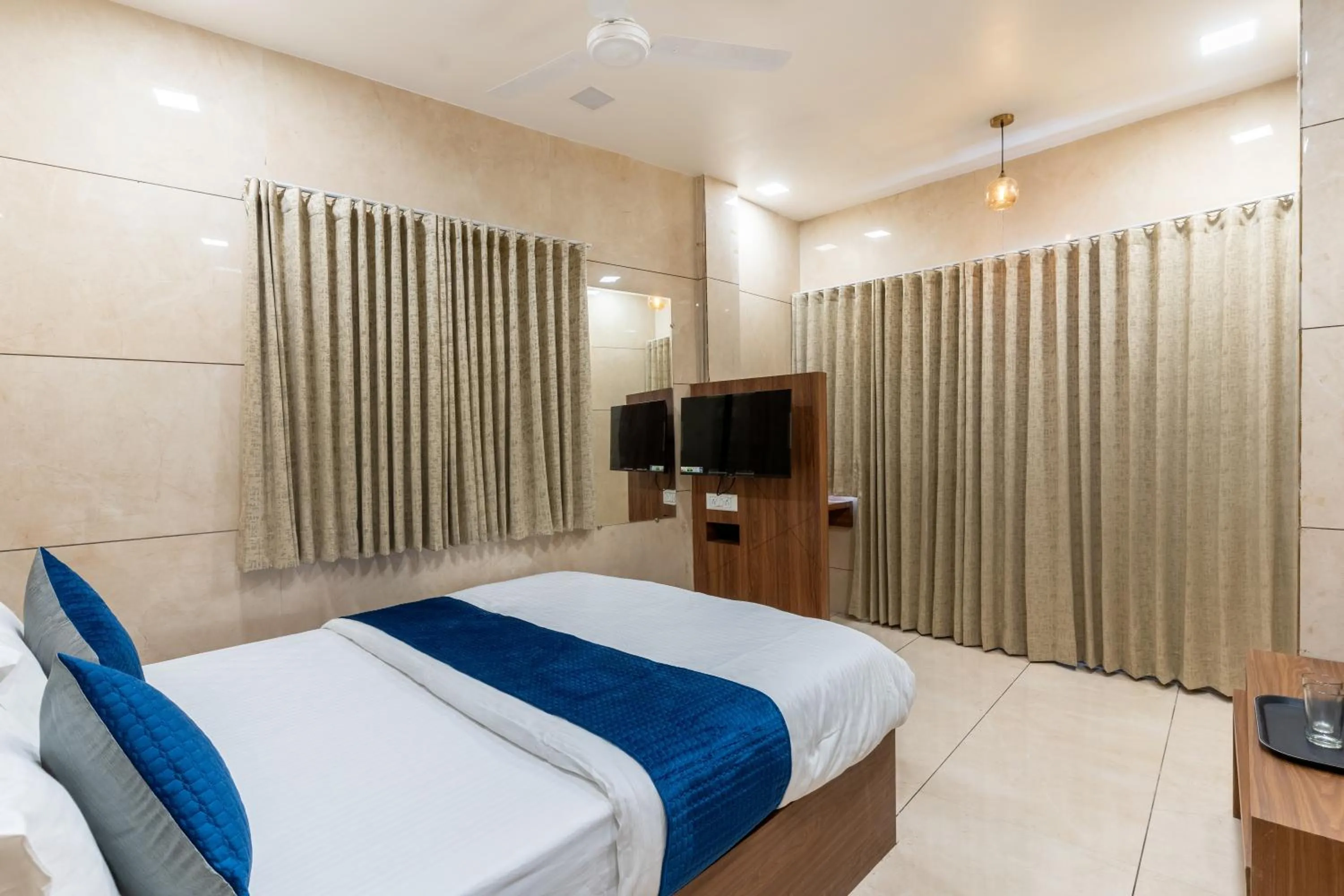 Bed in Hotel Noble Inn, Ahmedabad