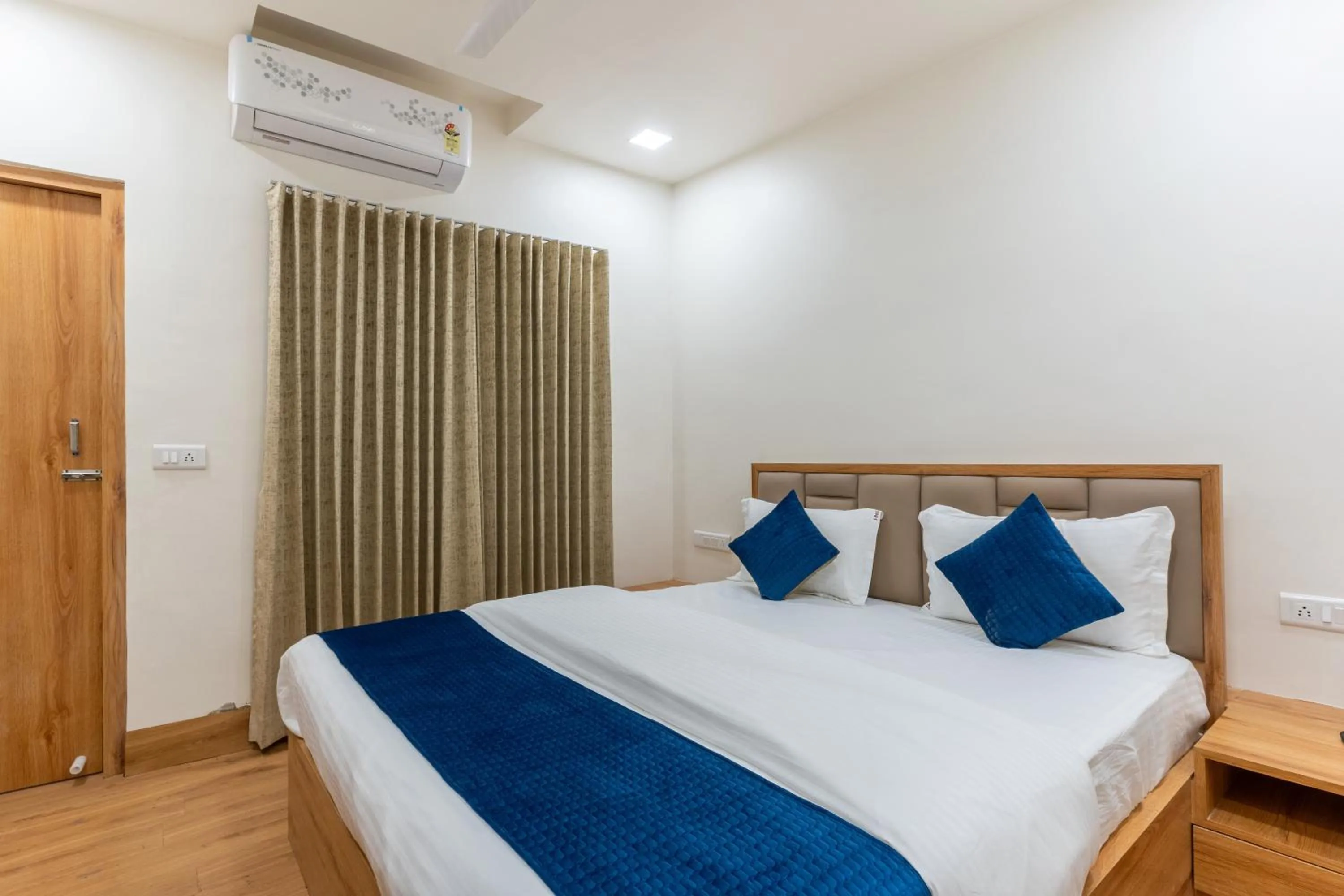 Bed in Hotel Noble Inn, Ahmedabad