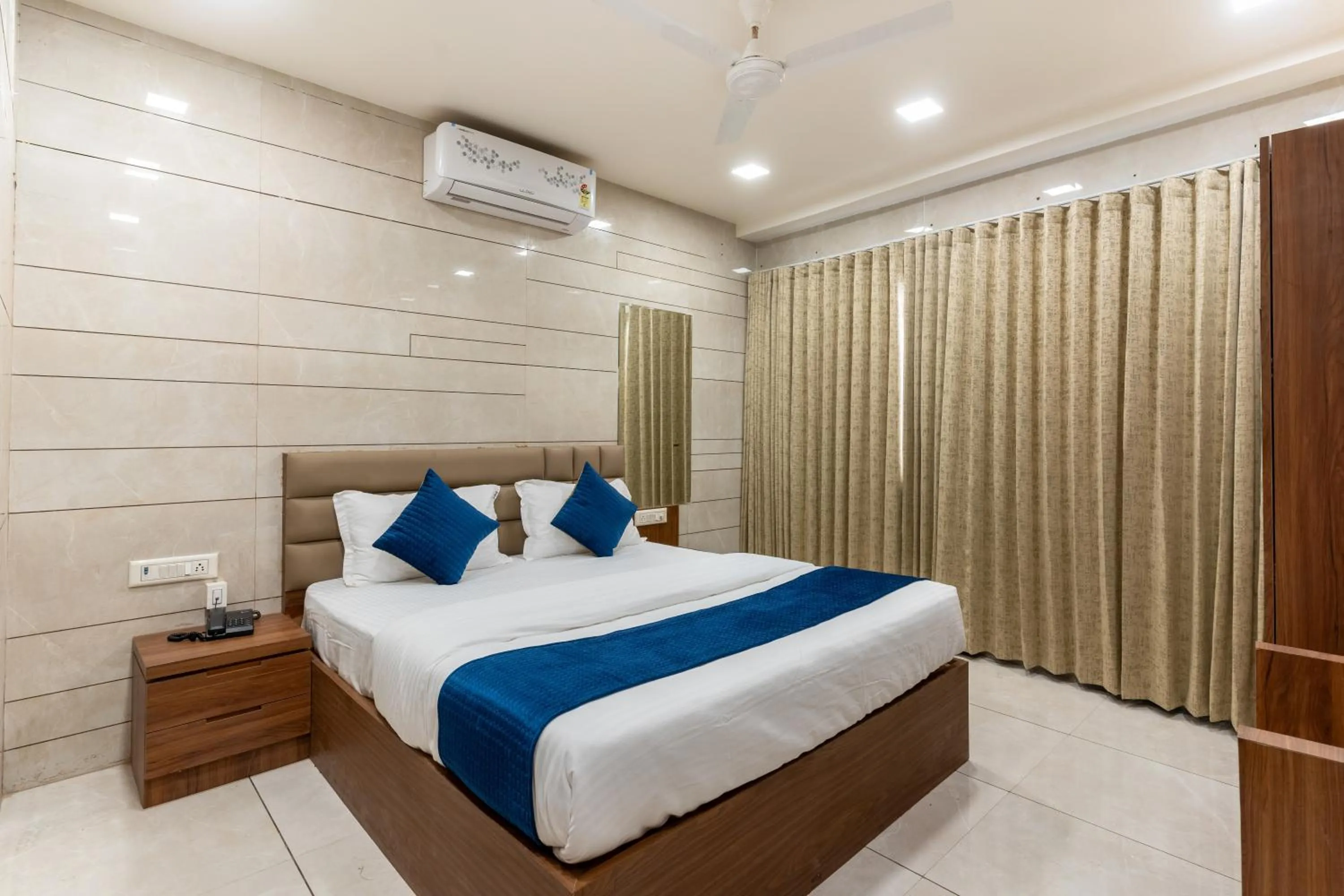 Bed in Hotel Noble Inn, Ahmedabad