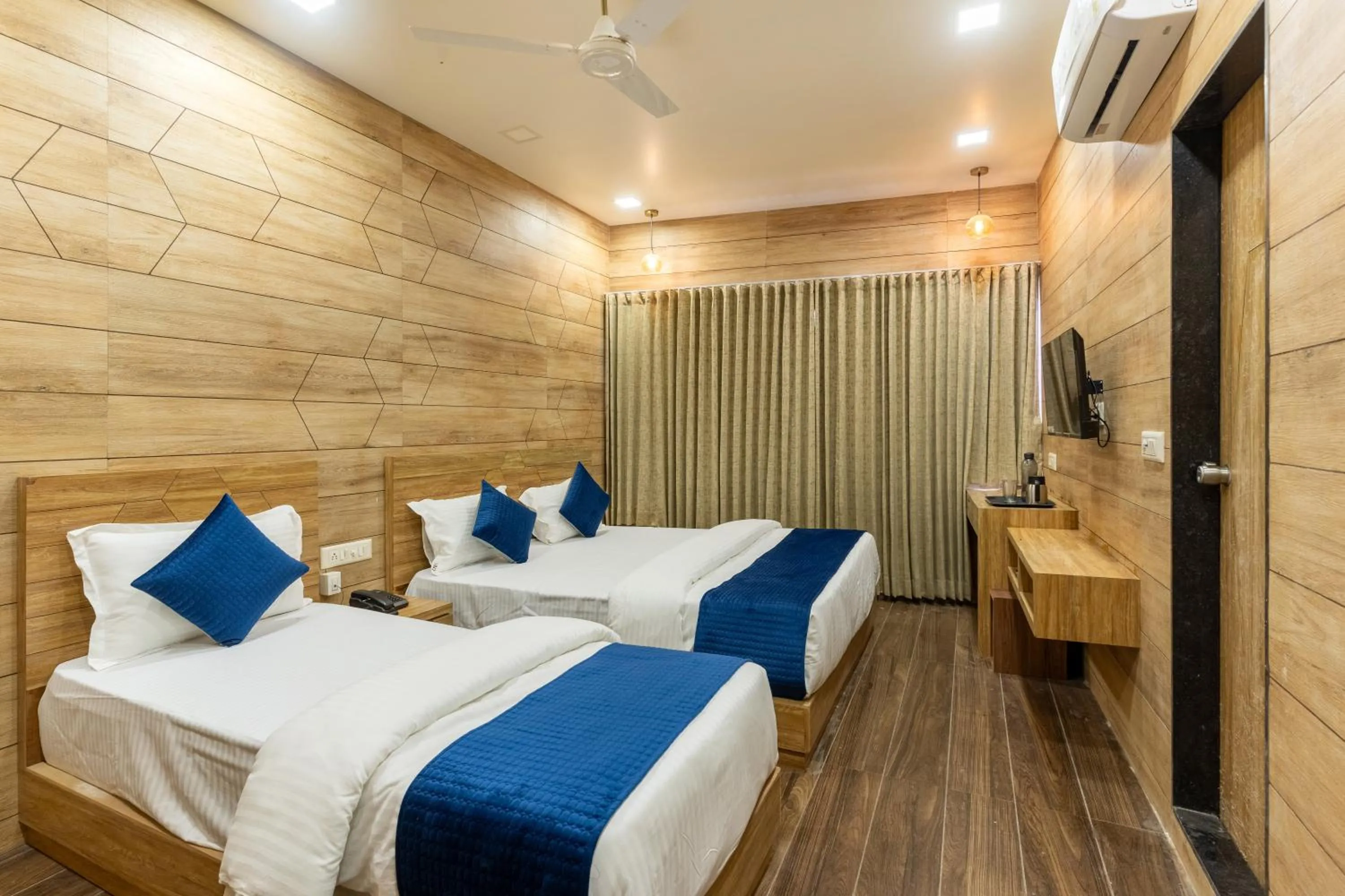 Bed in Hotel Noble Inn, Ahmedabad