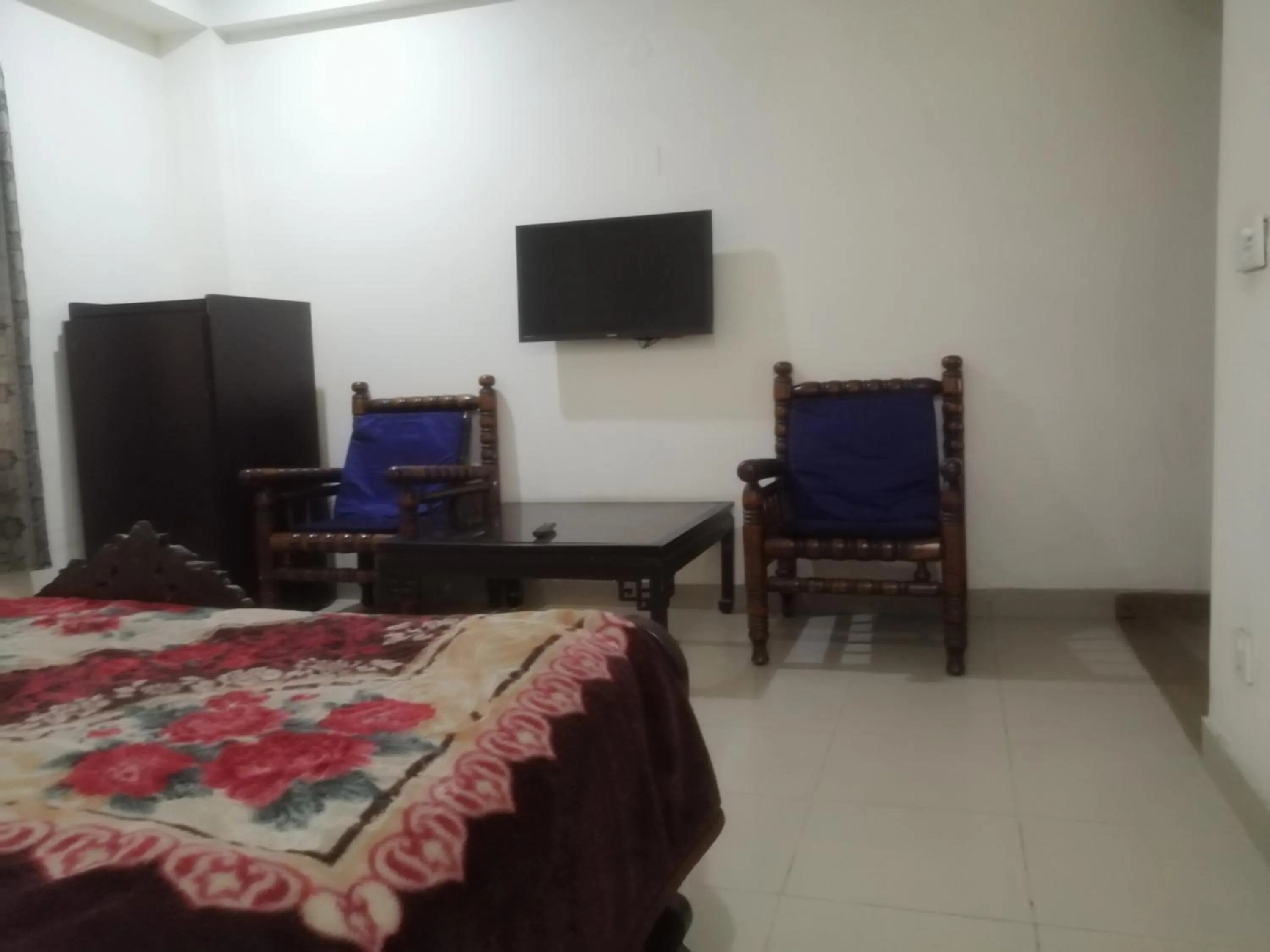 TV and multimedia, Bed in Fortville Hotel