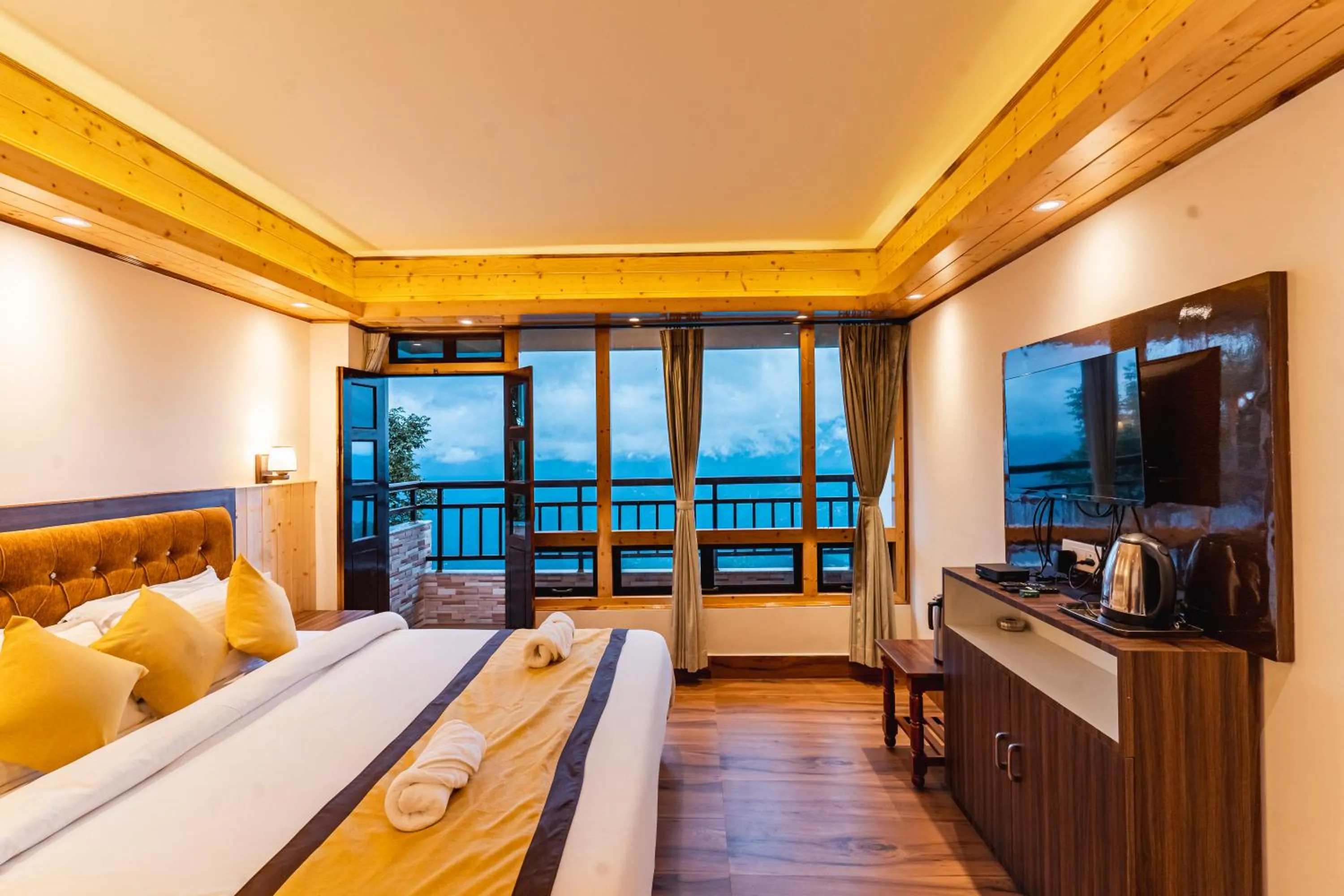 Bed in The Golden Retreat Hotel in Pelling