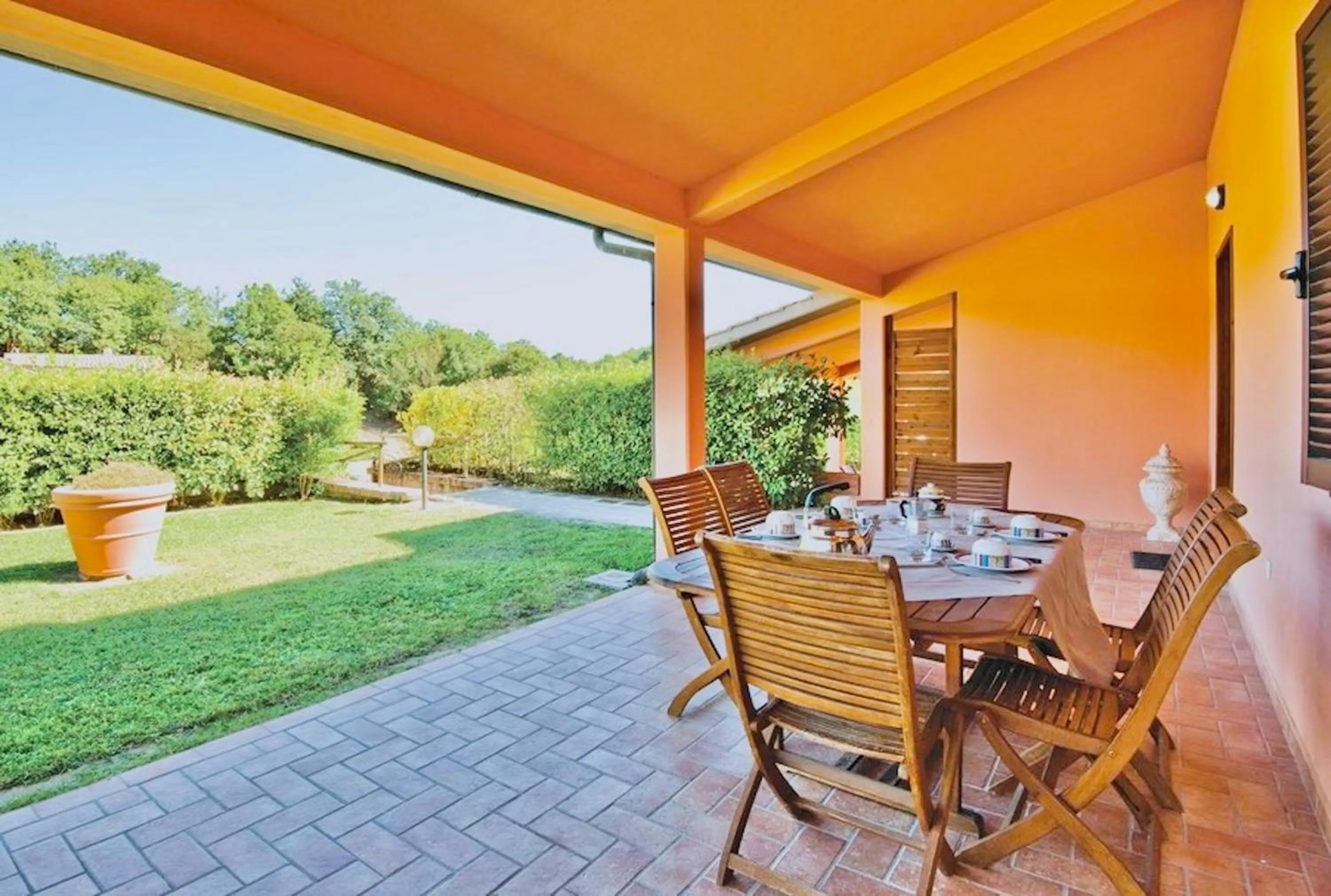 Patio in Residence with swimming-pool and thermal pools in Sorano