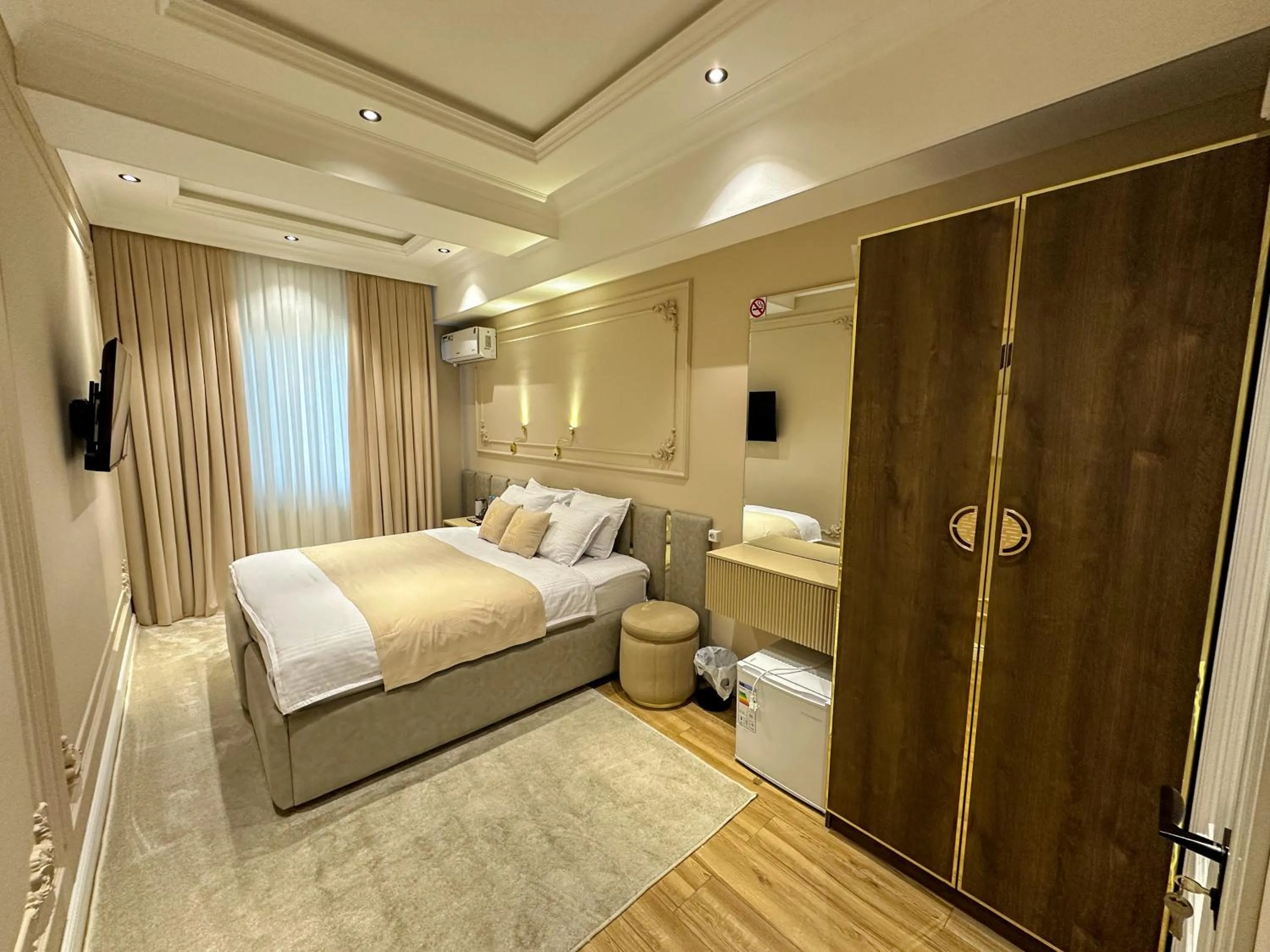 Toilet, Bed in Qadim Hotel