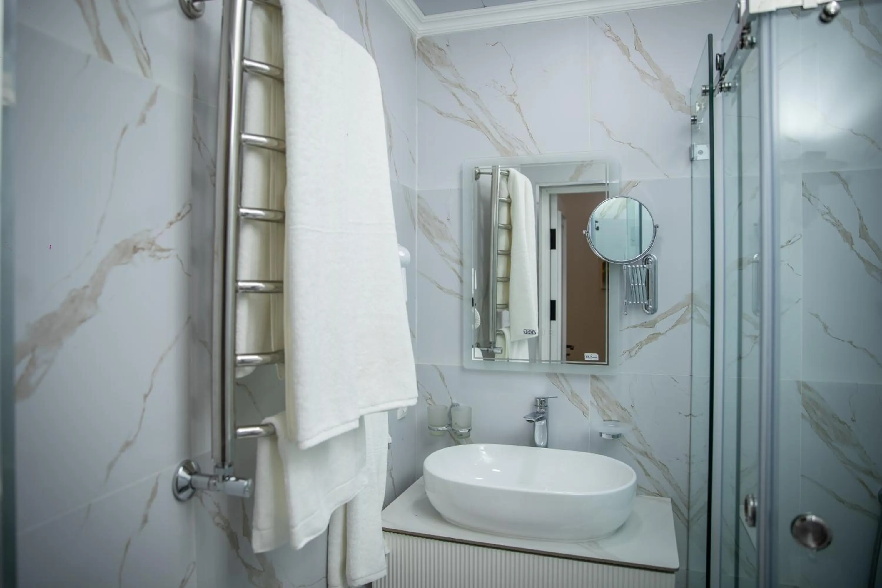 Shower in Qadim Hotel