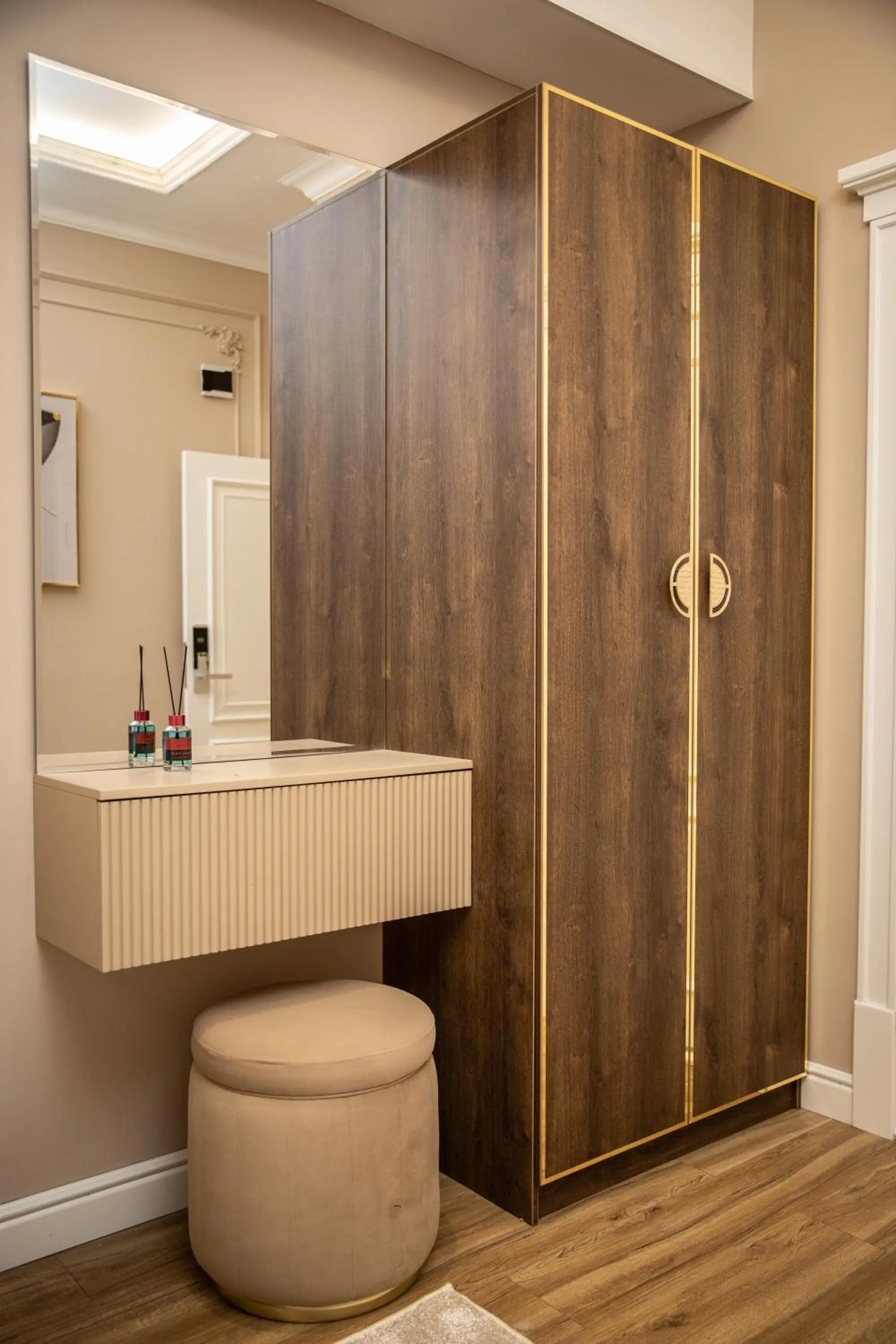 wardrobe in Qadim Hotel