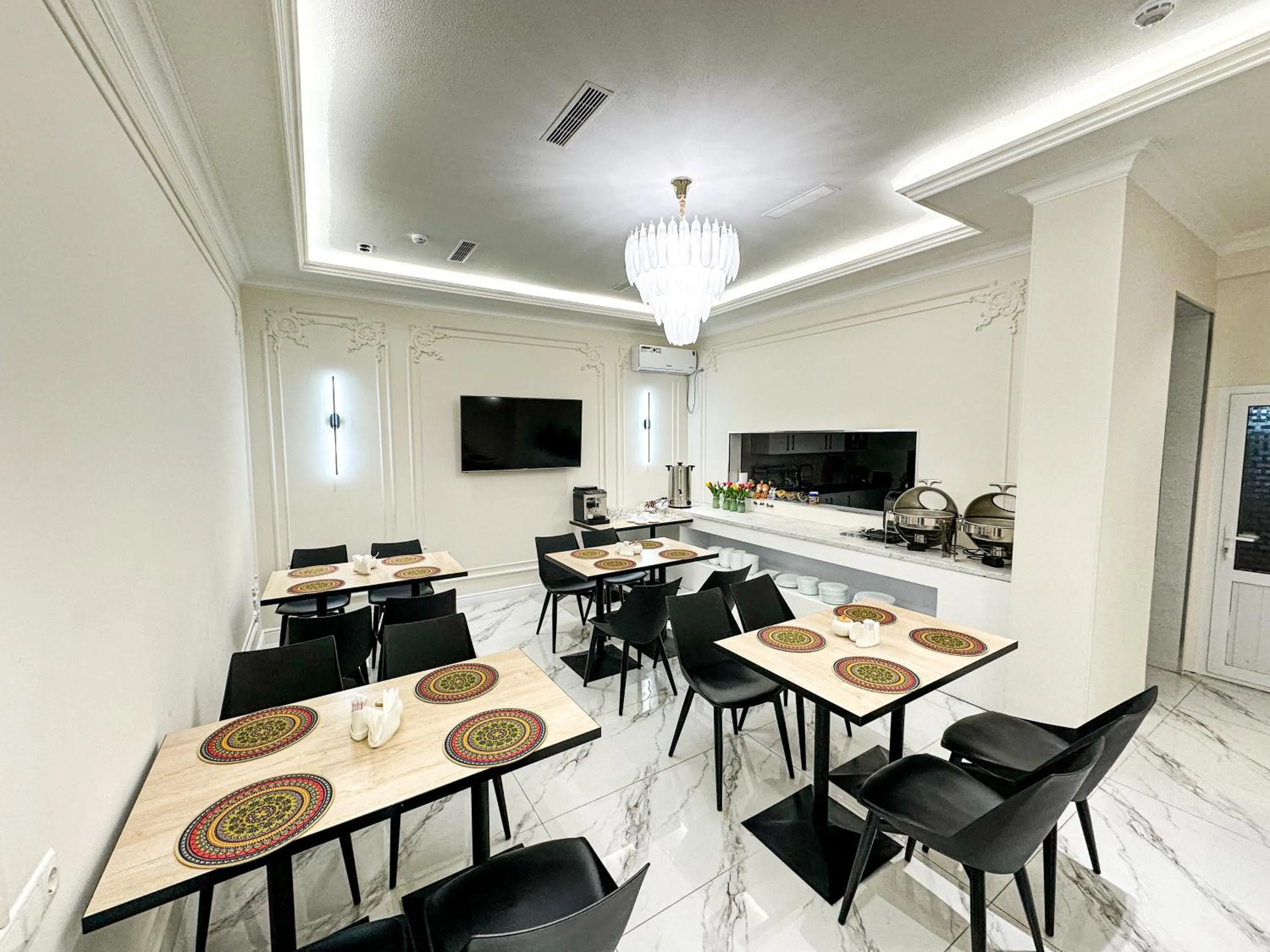 Communal lounge/ TV room in Qadim Hotel