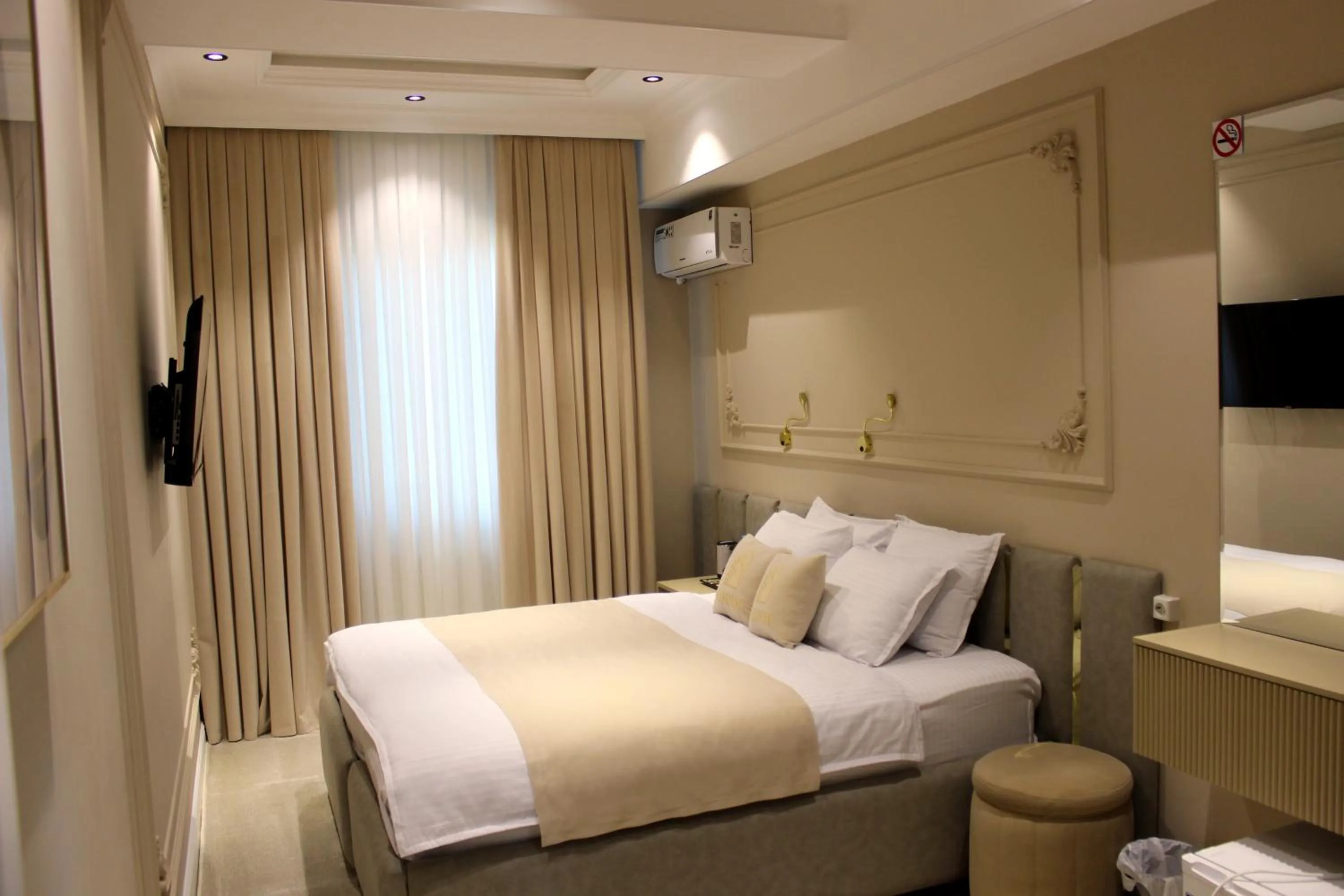 Bathroom, Bed in Qadim Hotel