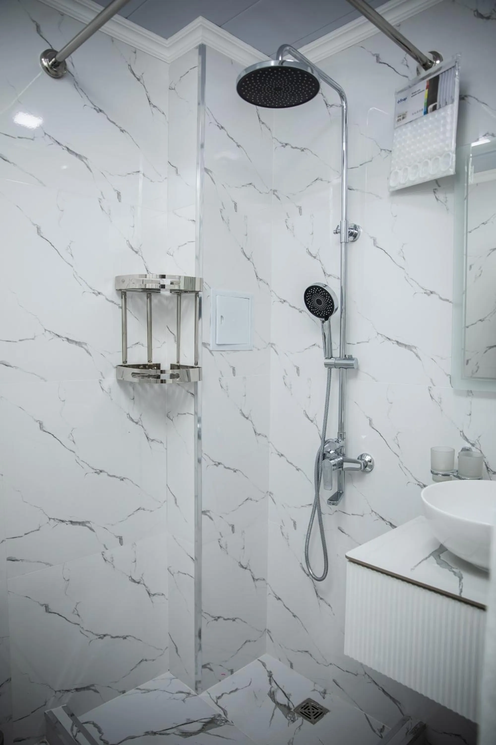 Shower in Qadim Hotel