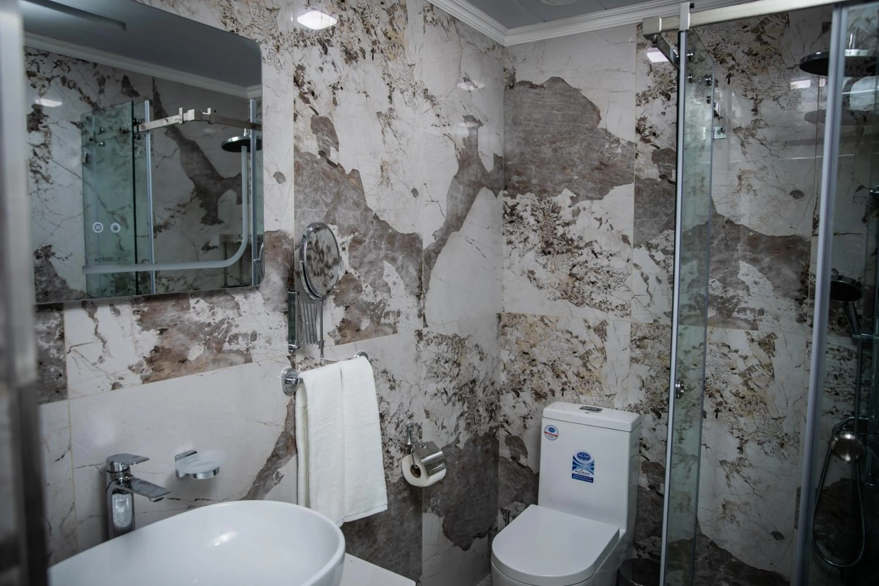 Shower in Qadim Hotel