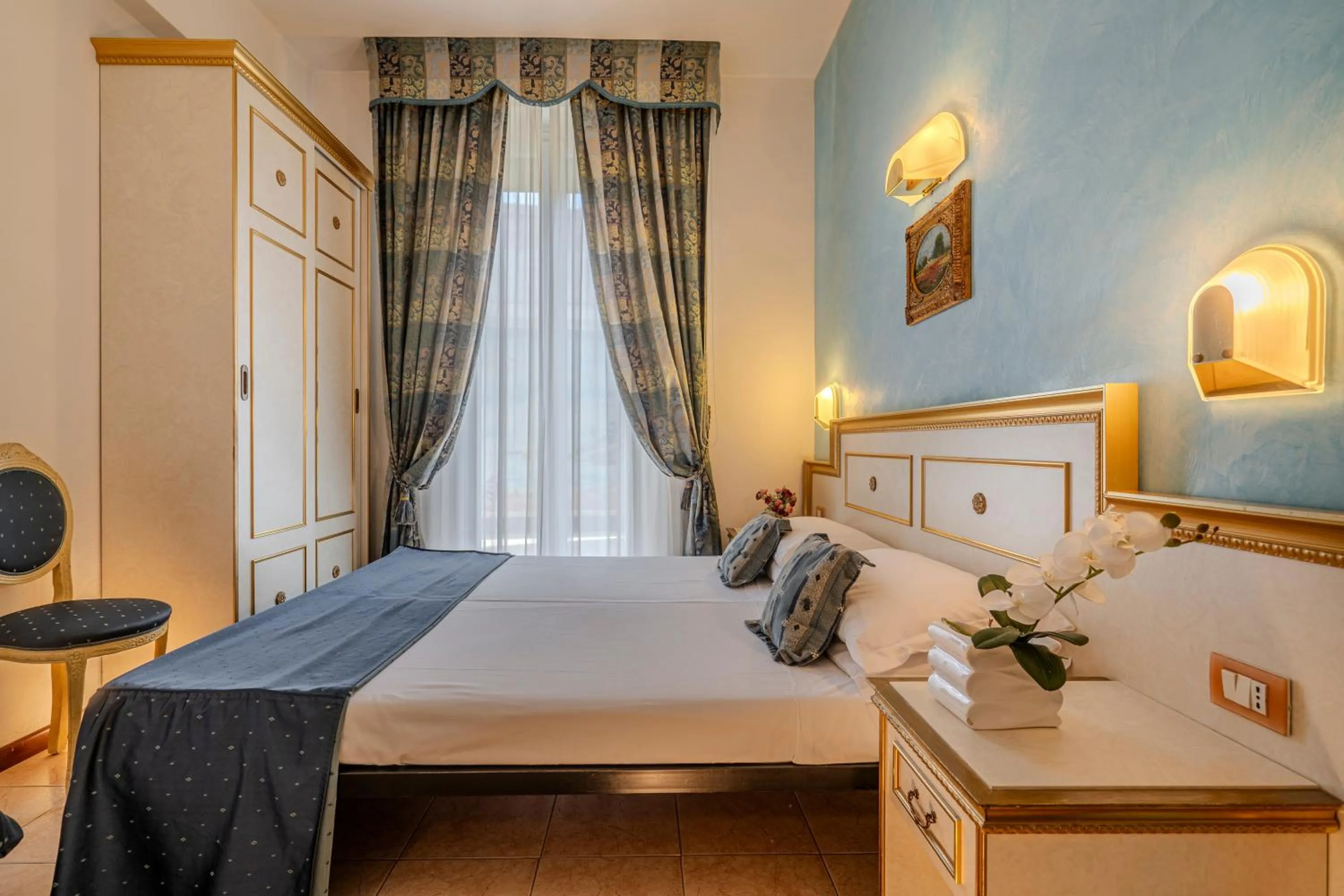 Photo of the whole room, Bed in Hotel King