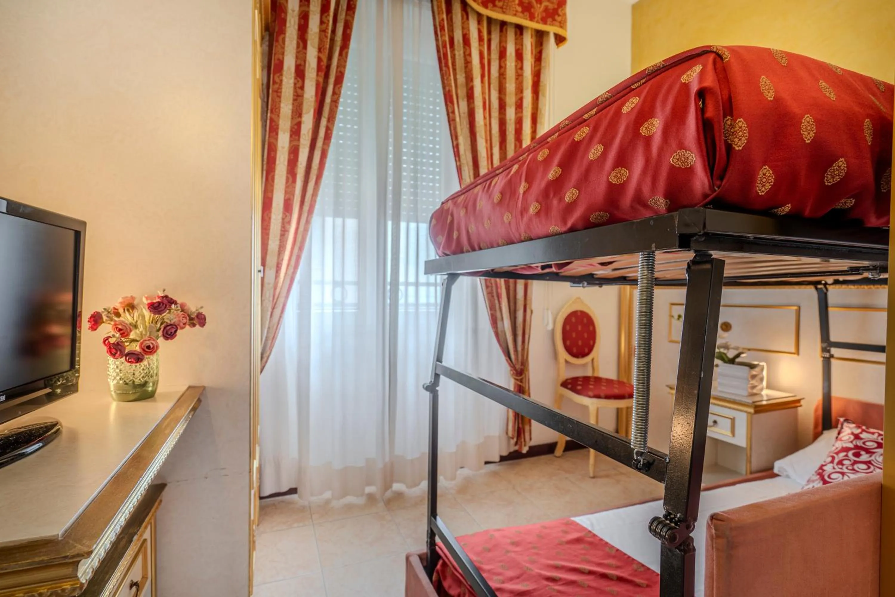 bunk bed, Bed in Hotel King