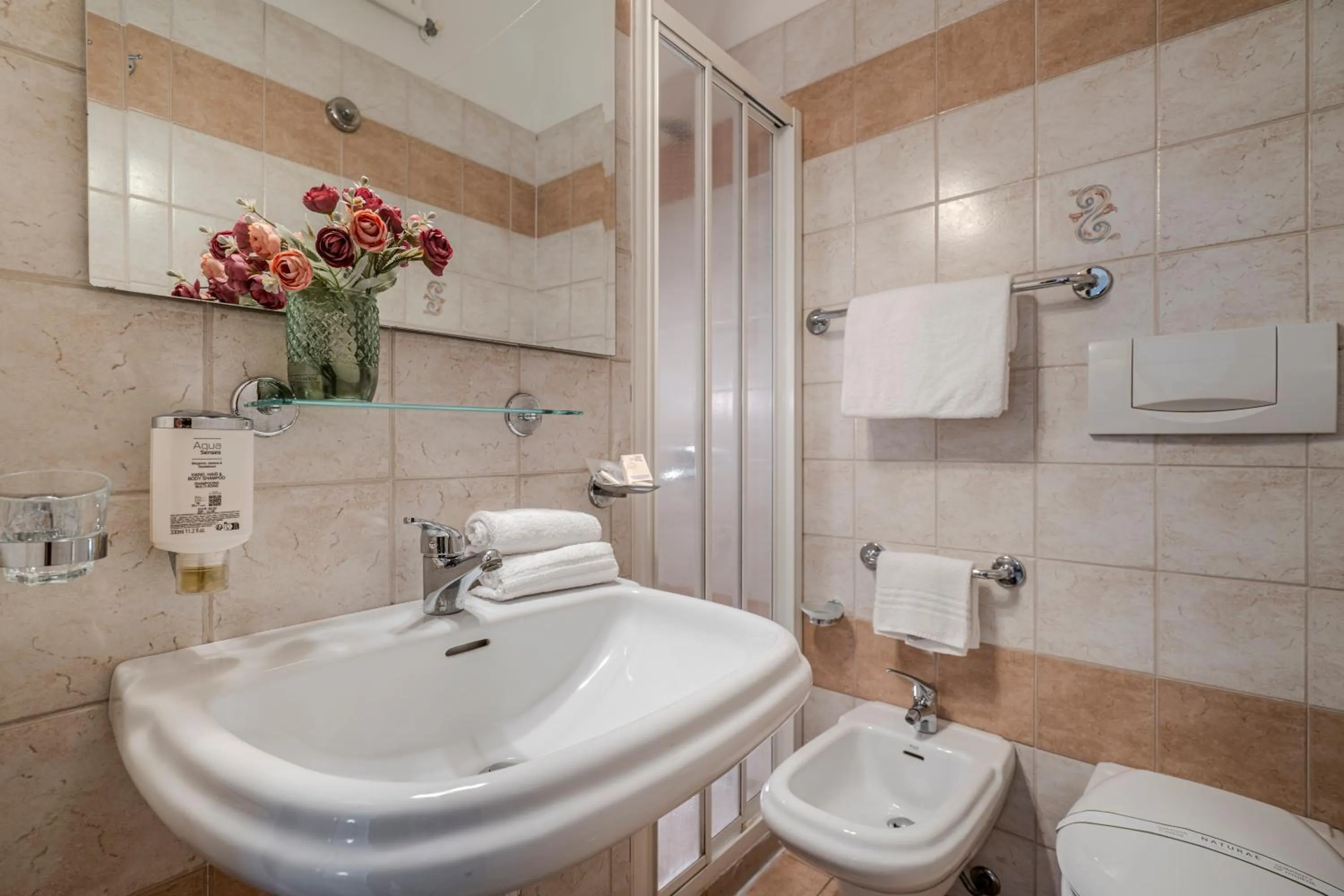 Bathroom in Hotel King