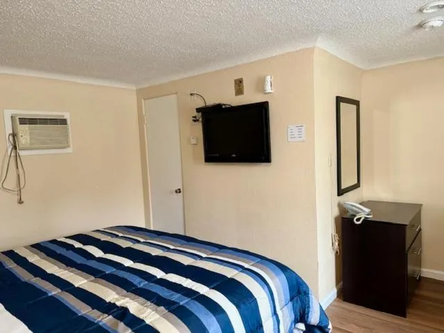 Bed in Gratiot View Motel