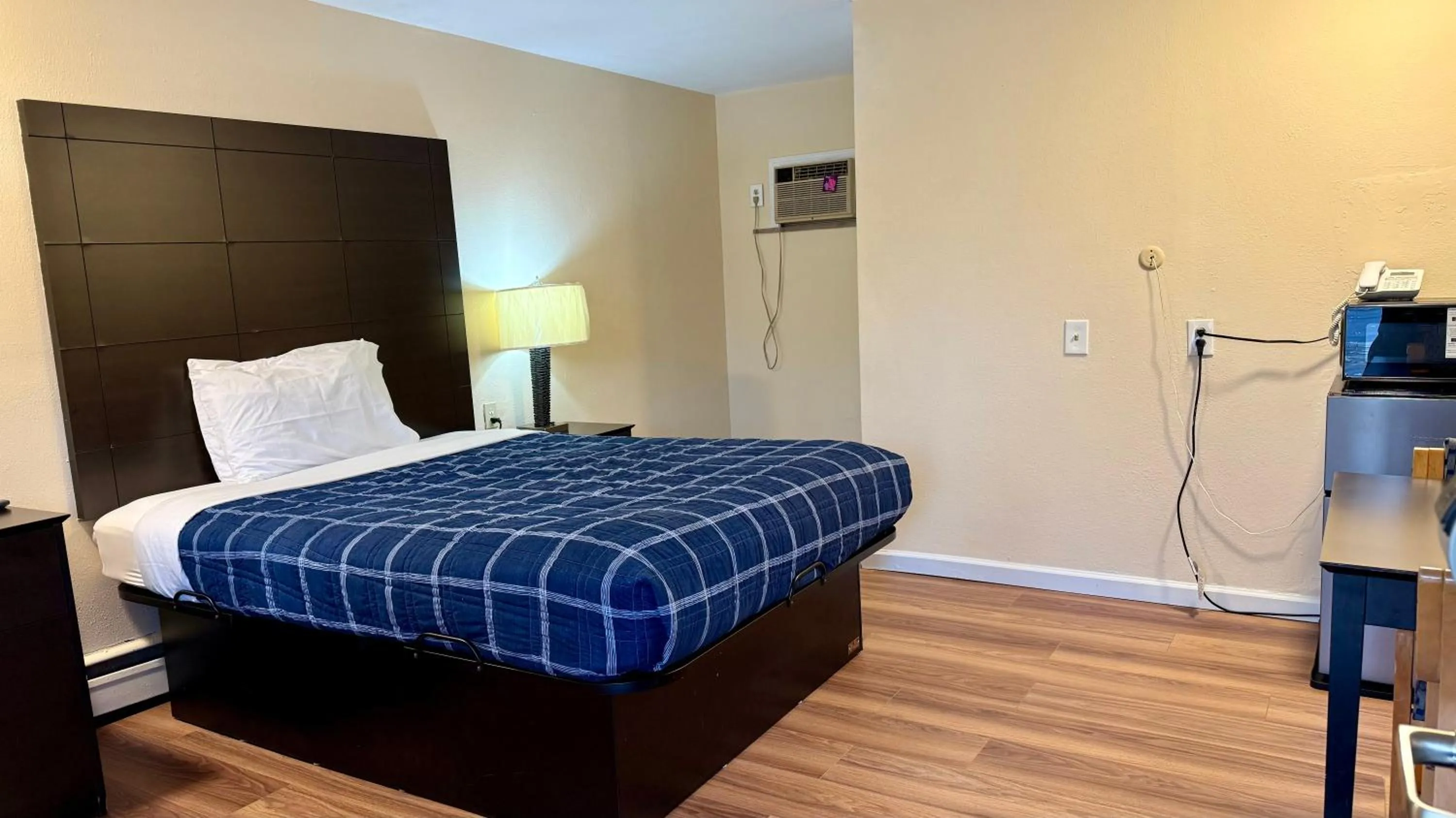 Bed in Gratiot View Motel