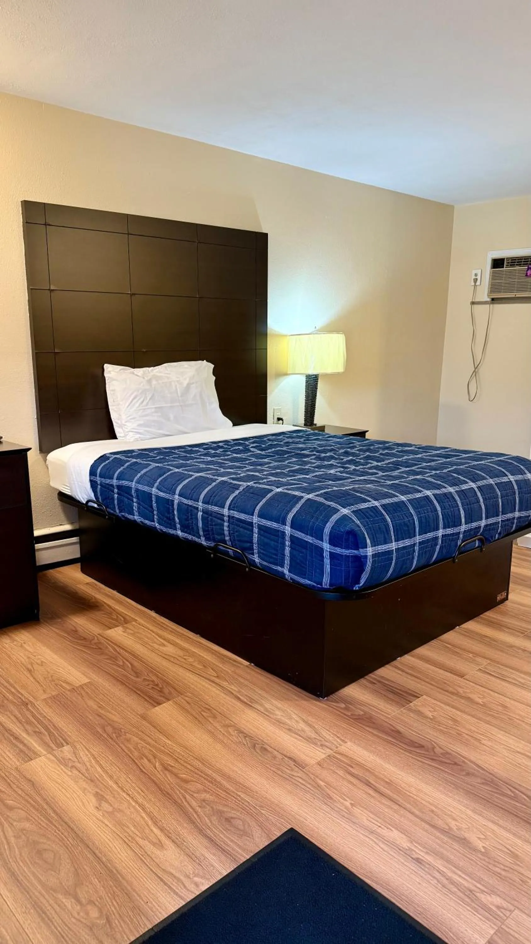 Bed in Gratiot View Motel