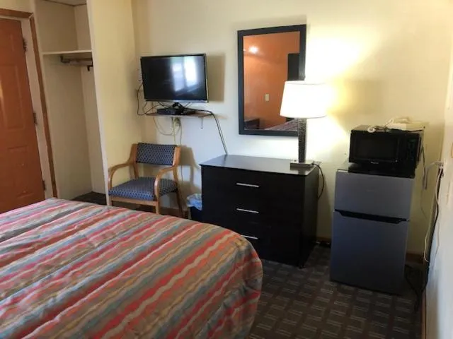 Bed in Gratiot View Motel