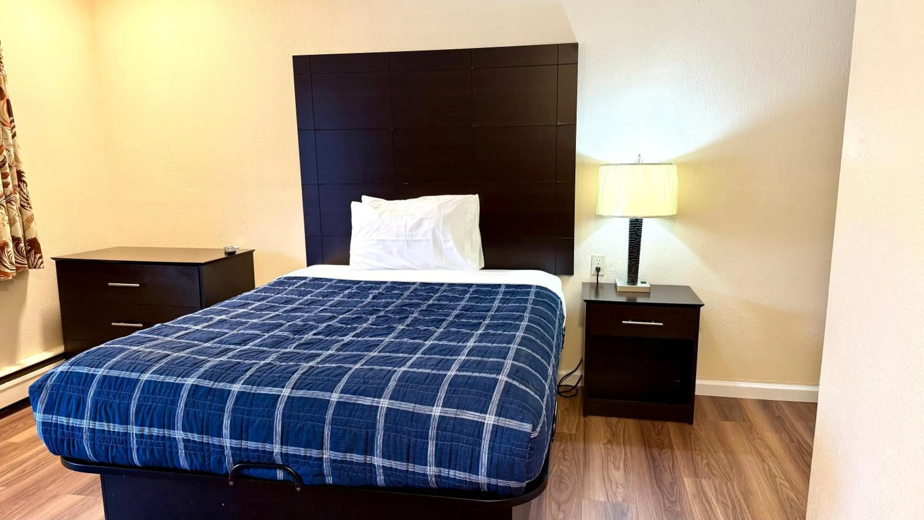 Bed in Gratiot View Motel