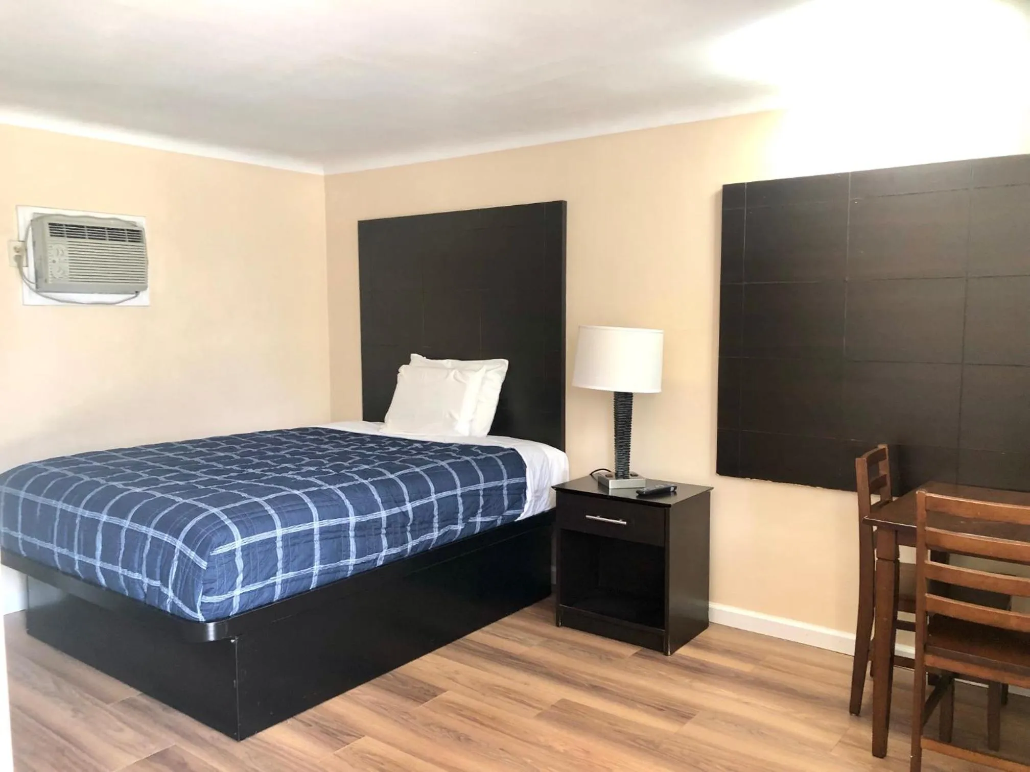 Bed in Gratiot View Motel