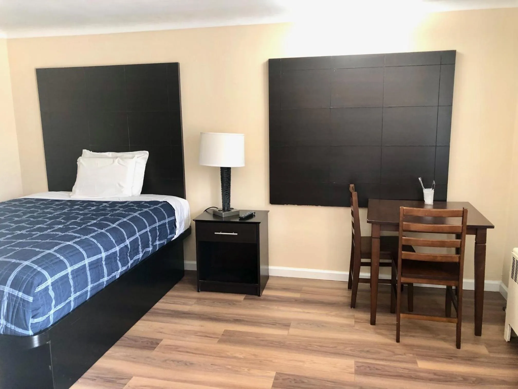 Bed in Gratiot View Motel