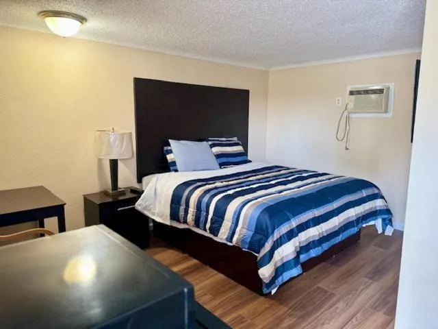 Bed in Gratiot View Motel