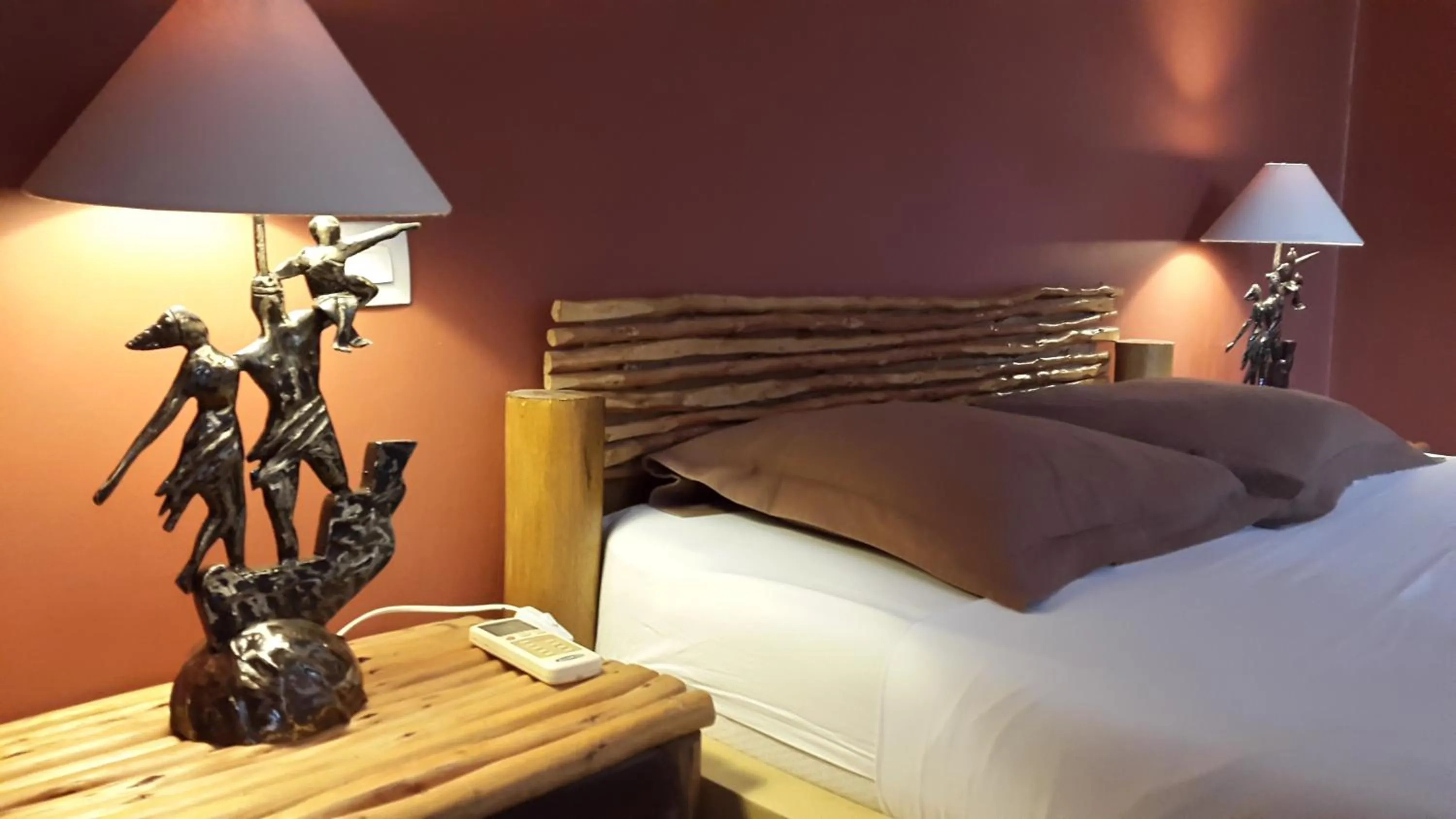 Decorative detail, Bed in Maison d'hôtes Opanoramic