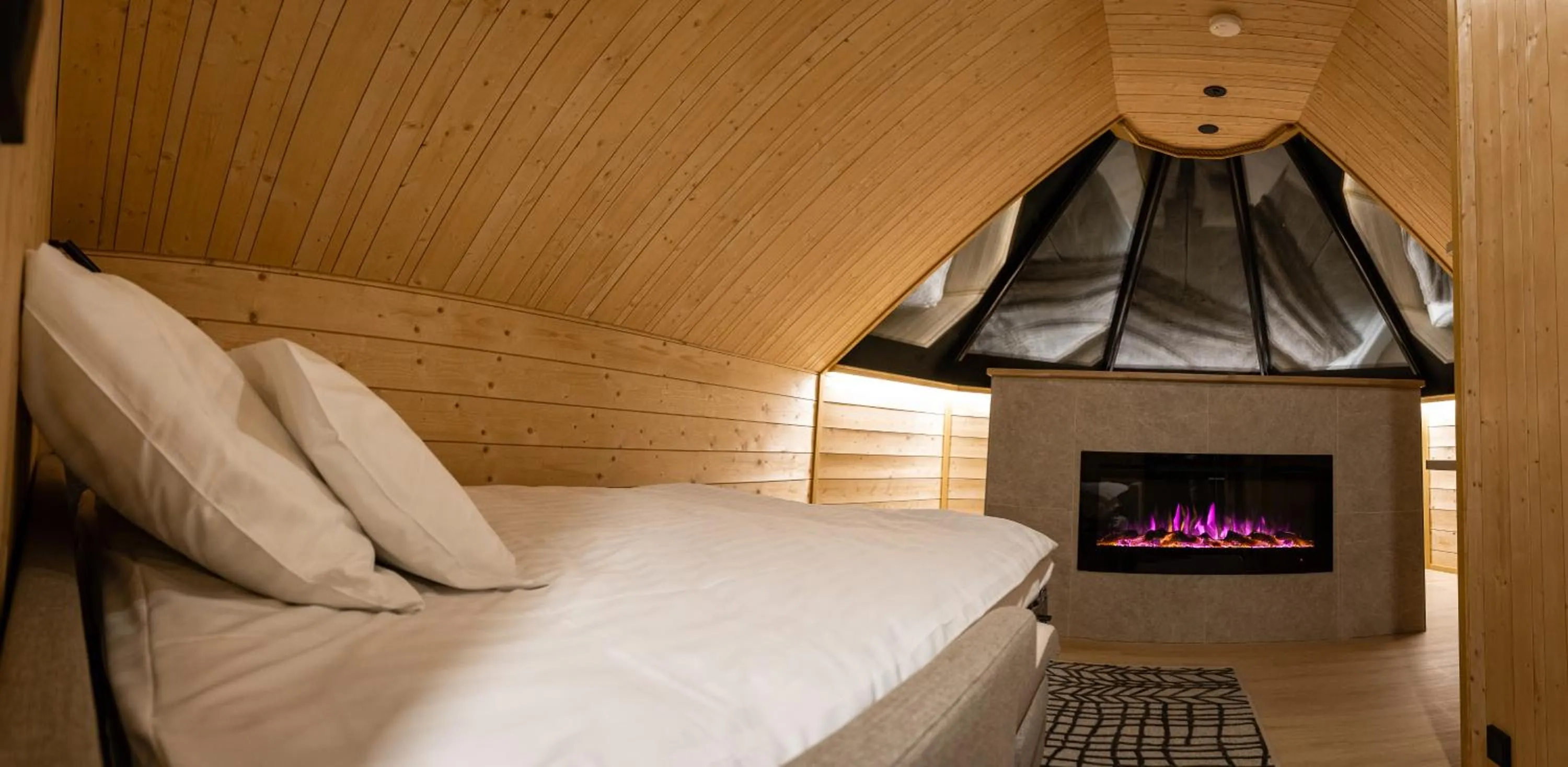 Photo of the whole room, Bed in Vaattunki Wilderness Resort