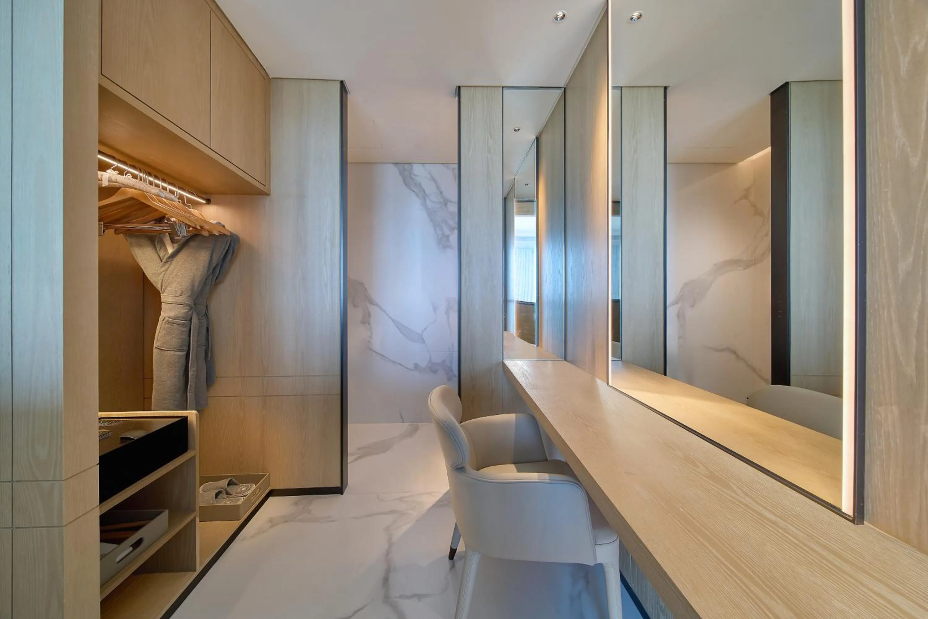 wardrobe in Grand Ocean View Hotel Zhuhai