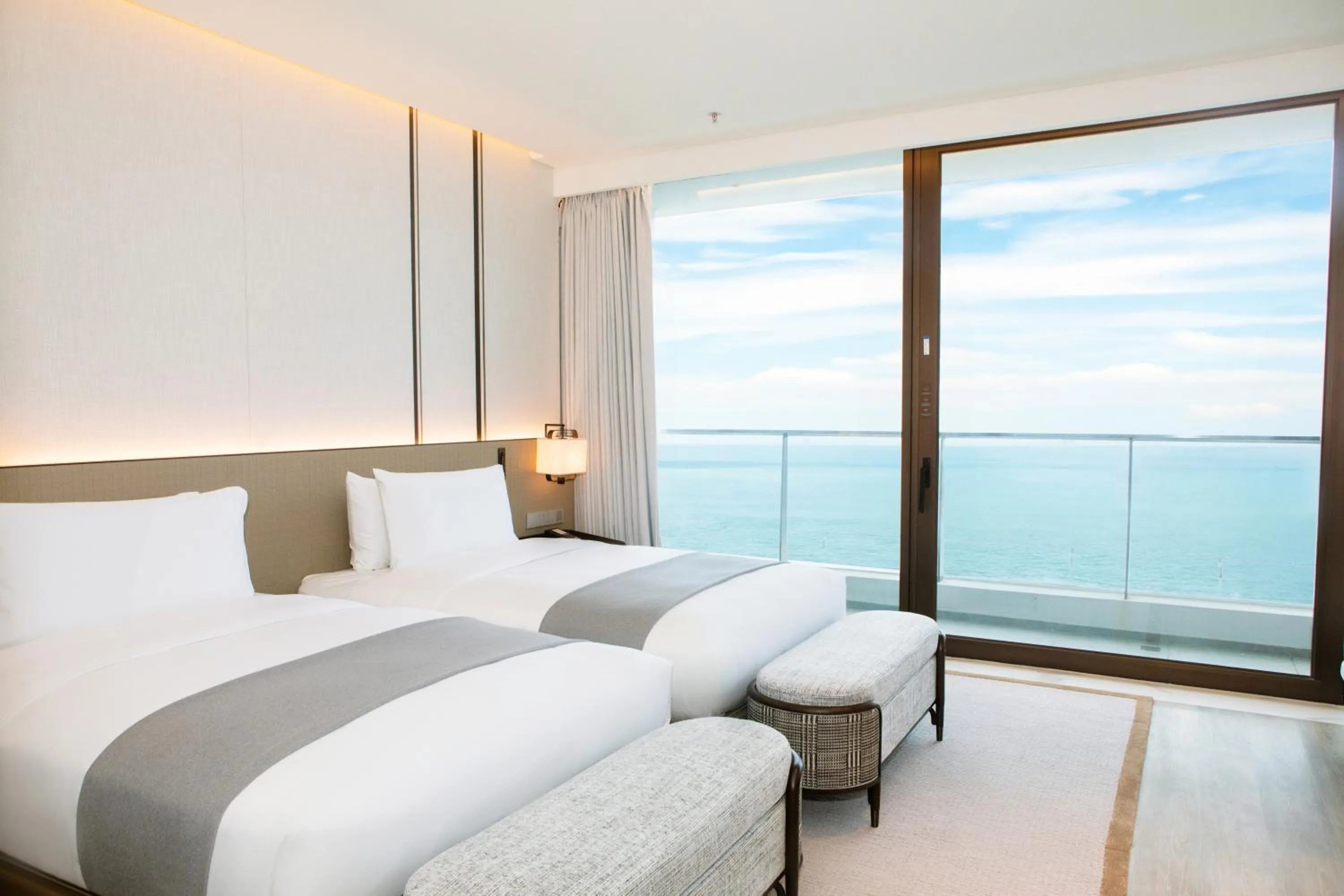 Bedroom, Bed in Grand Ocean View Hotel Zhuhai
