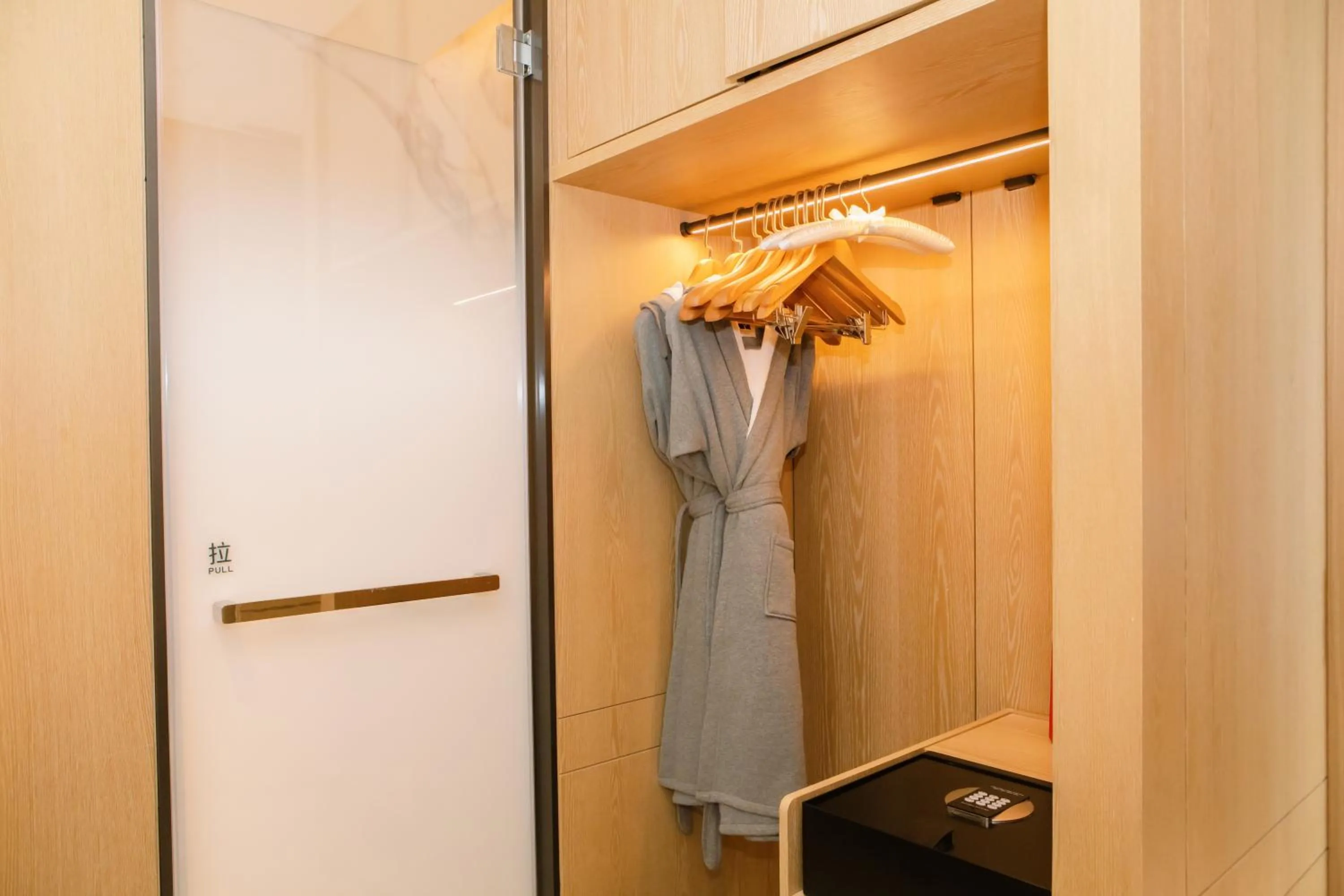 wardrobe in Grand Ocean View Hotel Zhuhai