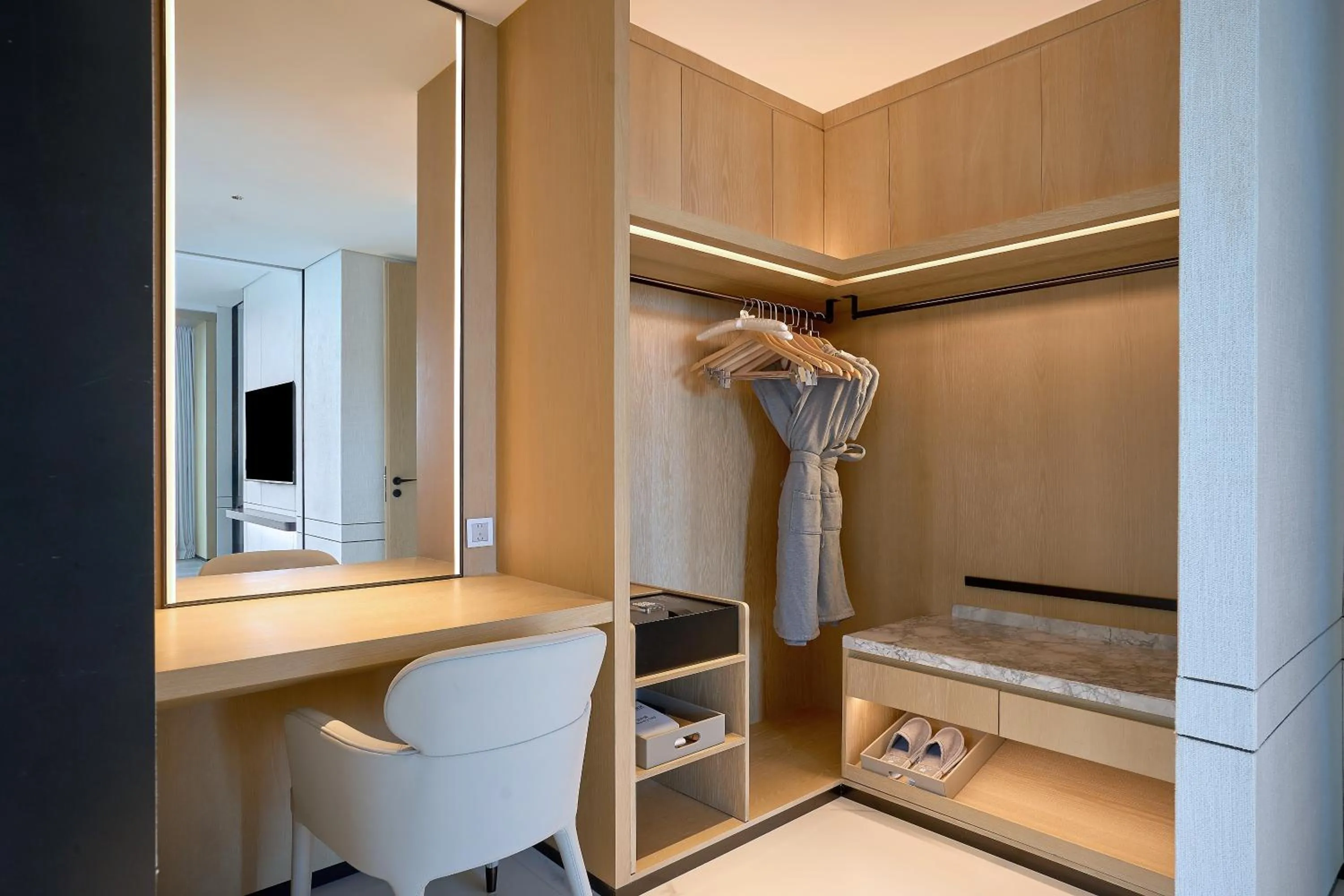 wardrobe in Grand Ocean View Hotel Zhuhai