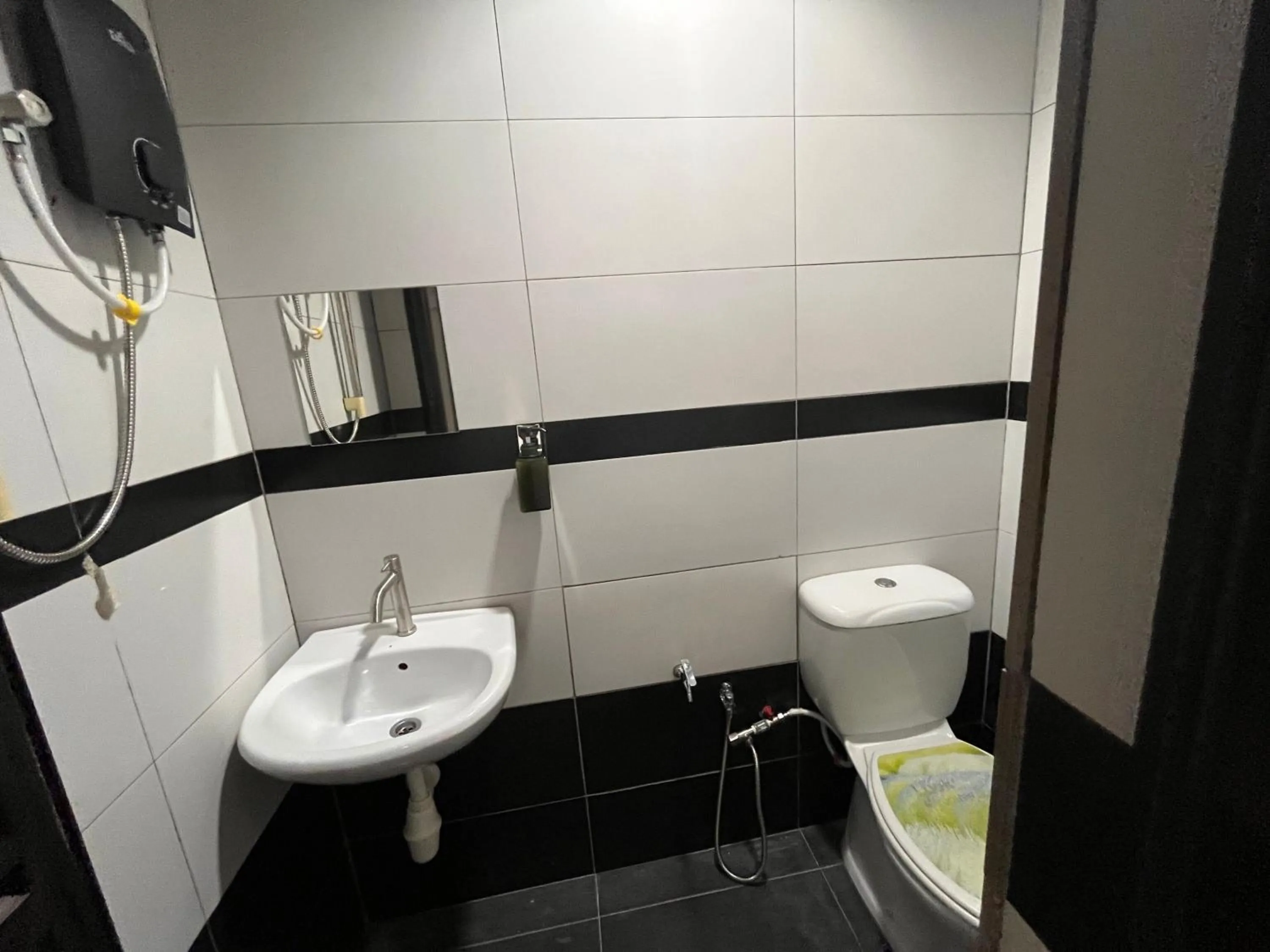 Bathroom in Hotel O Tampoi Sojourn