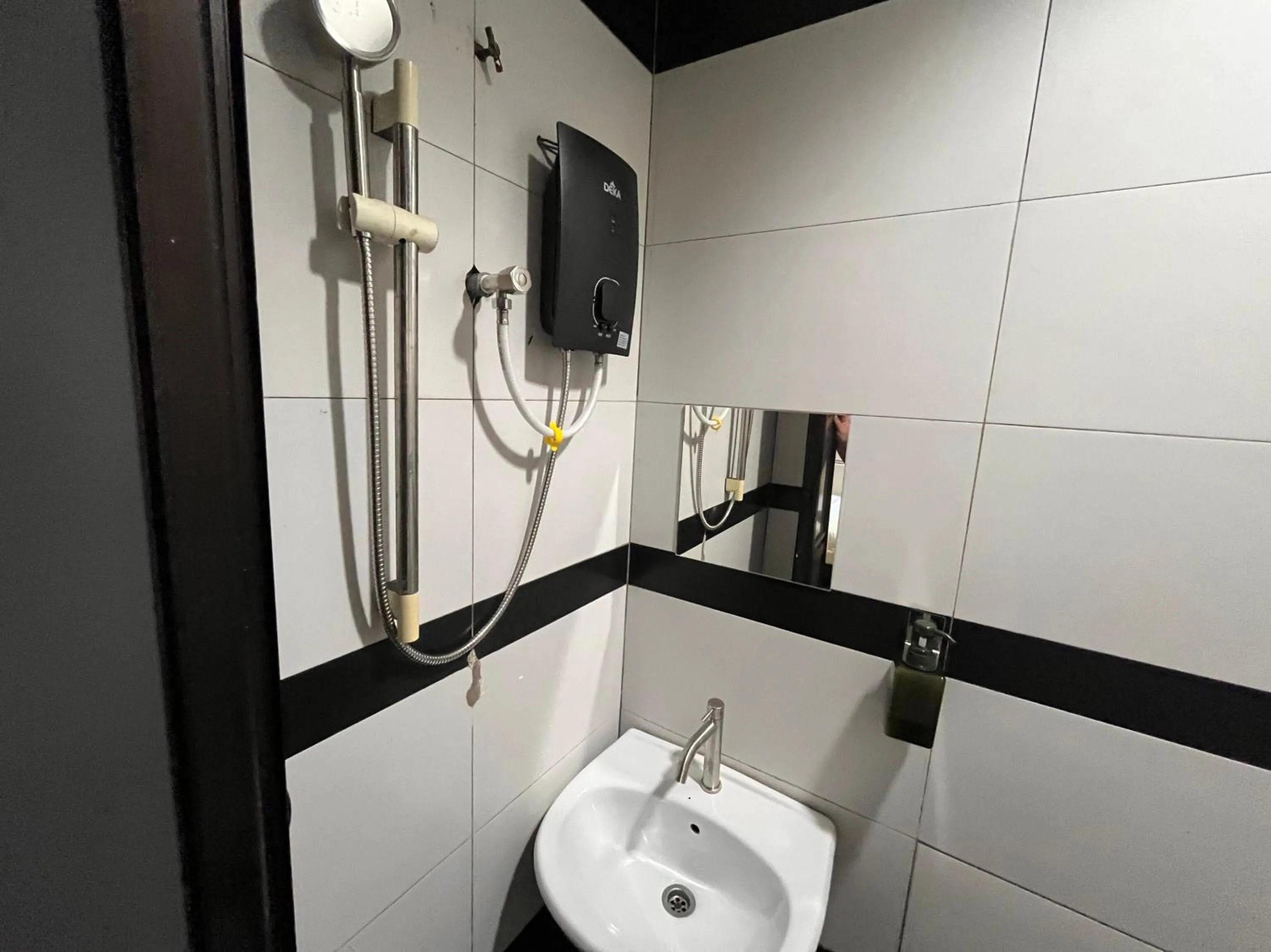 Bathroom in Hotel O Tampoi Sojourn